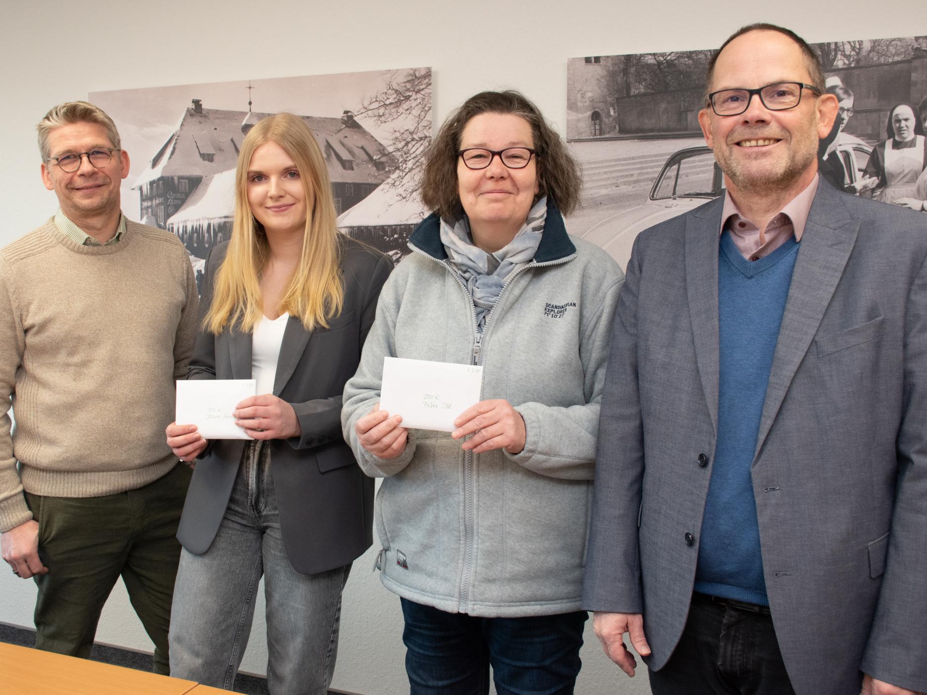 Die Gewinnerinnen Jessica Stange (2.v.l.) und Petra Ibl (2.v.r.) mit den Vorständen Peter Schwack (l.) und Hans-Peter Merzbach (r.). Es fehlt die dritte Gewinnerin Ursula Weßeling.