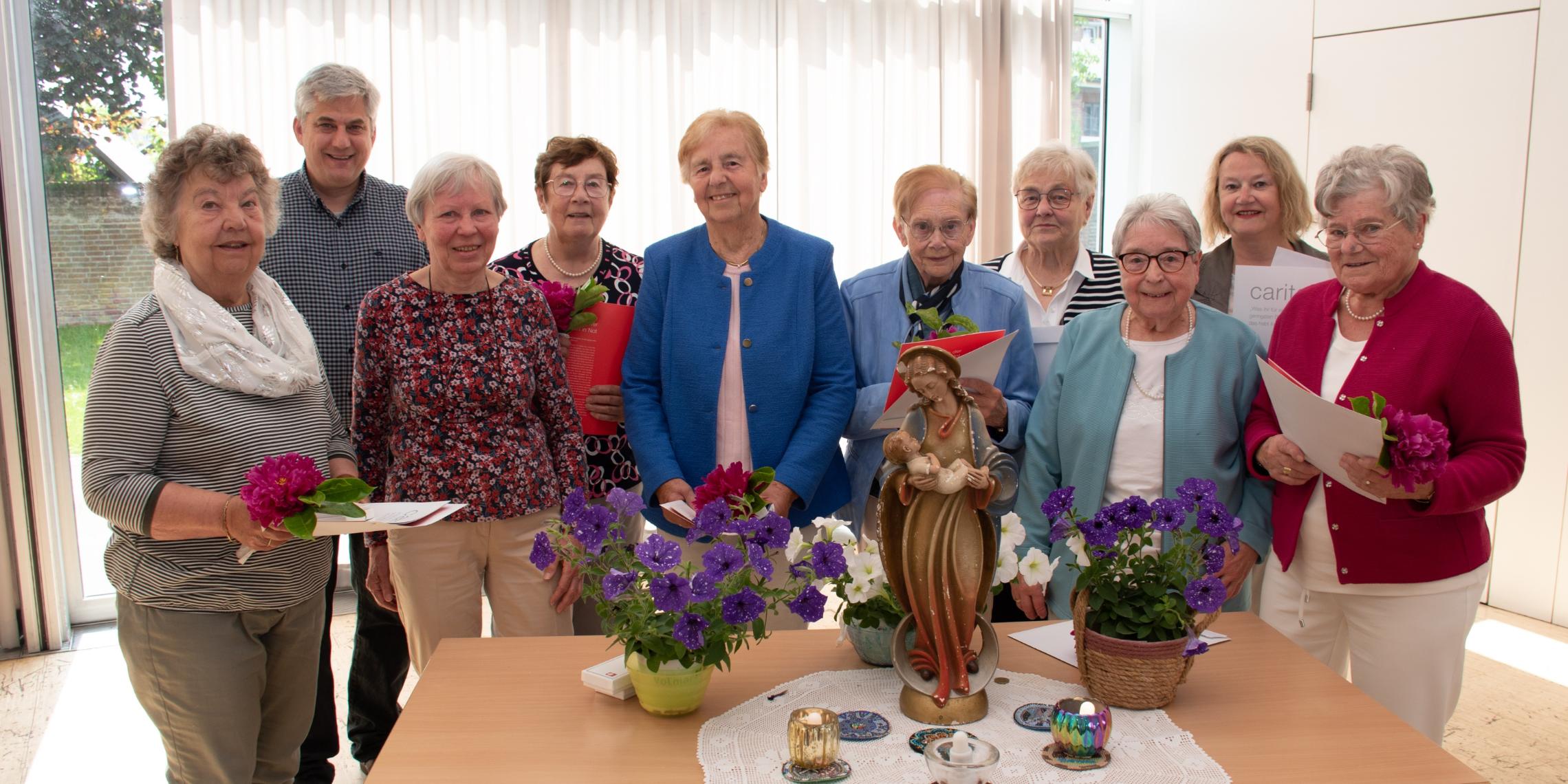 Von links: Monika Böggering, Dirk Müller, Monika Schmiemann-Witsken, Marlies Könning, Inge Grummel, Agnes Nienhues, Irmgard Weber, Walburga Reckers, Christel Mers, Hedwig Laurenz. Es fehlen Hildegard Hinricher-Probst und Hedwig Schulte.