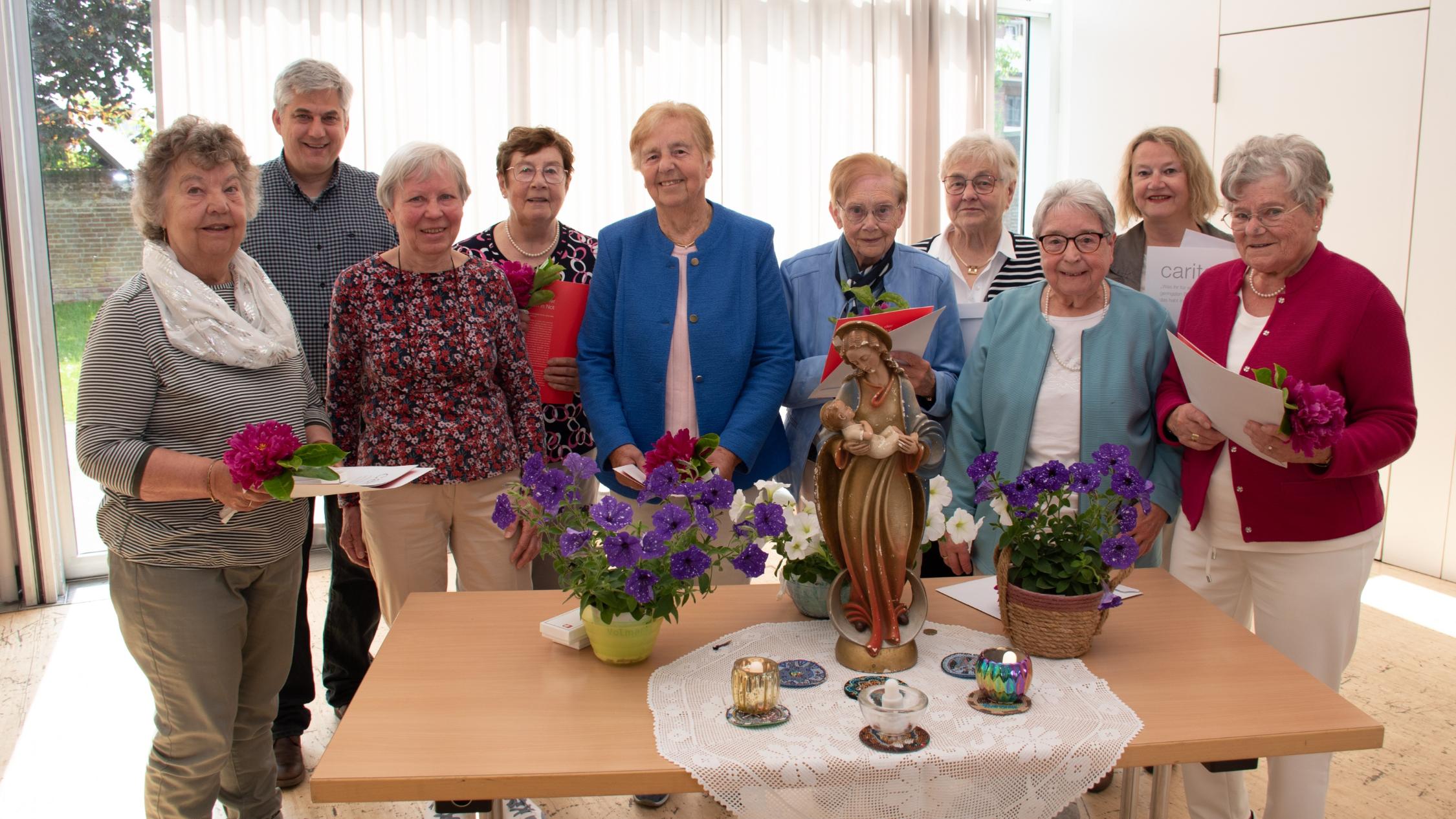Von links: Monika Böggering, Dirk Müller, Monika Schmiemann-Witsken, Marlies Könning, Inge Grummel, Agnes Nienhues, Irmgard Weber, Walburga Reckers, Christel Mers, Hedwig Laurenz. Es fehlen Hildegard Hinricher-Probst und Hedwig Schulte.
