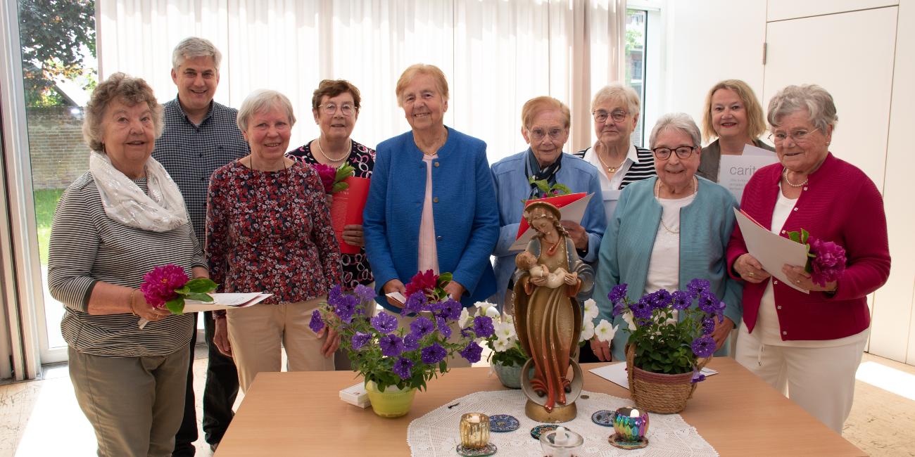 Von links: Monika Böggering, Dirk Müller, Monika Schmiemann-Witsken, Marlies Könning, Inge Grummel, Agnes Nienhues, Irmgard Weber, Walburga Reckers, Christel Mers, Hedwig Laurenz. Es fehlen Hildegard Hinricher-Probst und Hedwig Schulte.