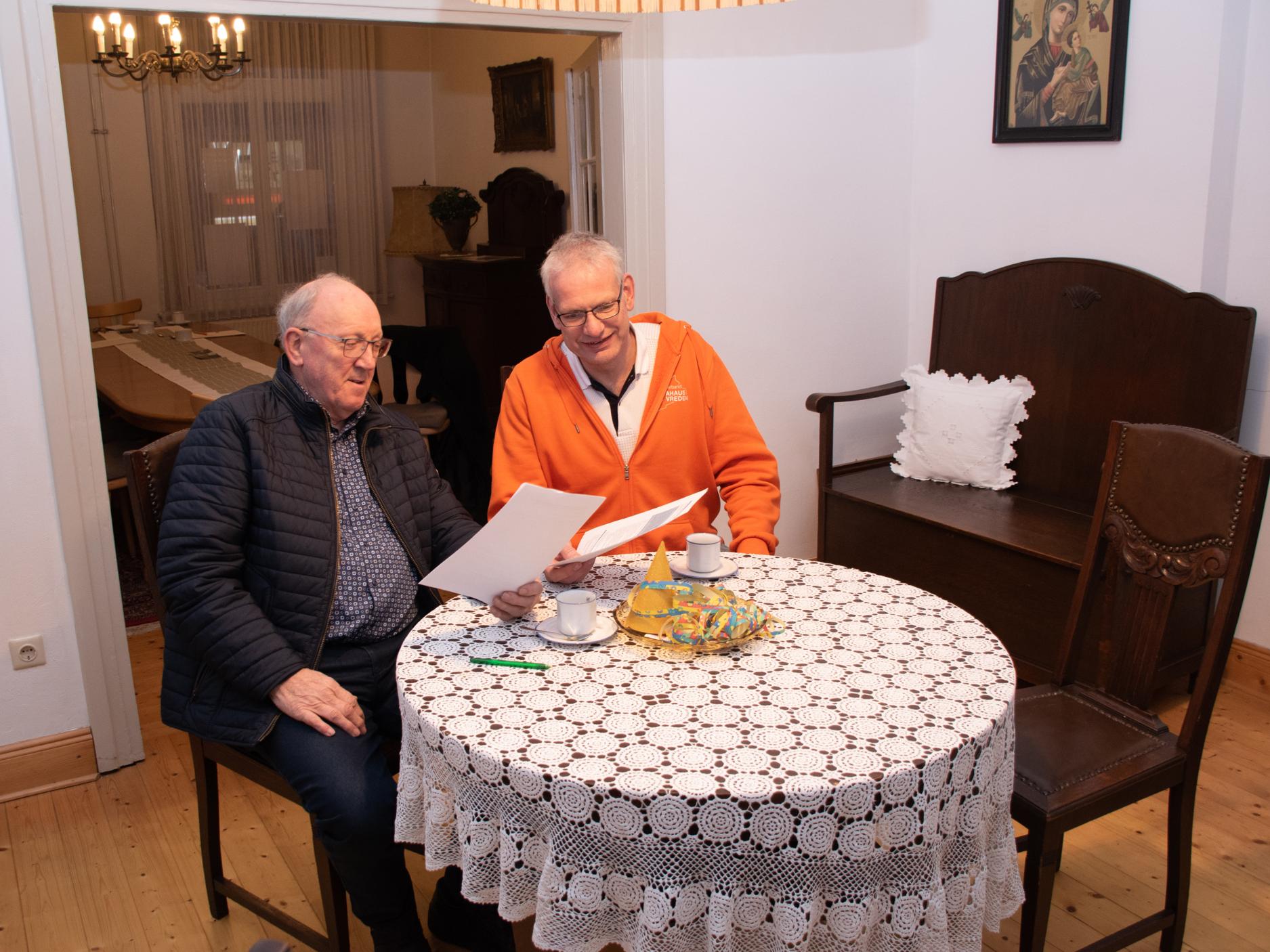 Alfons Beckmann (l.) vom Ottensteiner Heimatverein und Bereichsleiter Uwe Bröcker vom Caritasverband besprachen die letzten Feinheiten. Aschermittwoch wechselt das Betreuungscafé „Tied för di“ vom Haus Schubert in das Haus Hoppe.