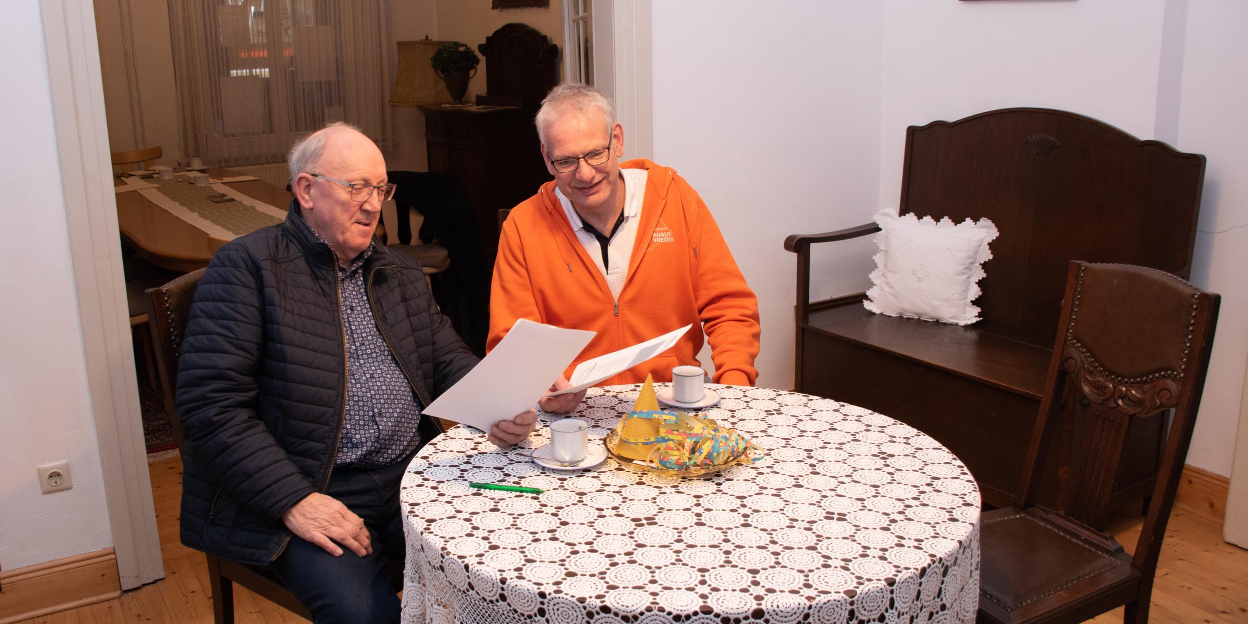 Alfons Beckmann (l.) vom Ottensteiner Heimatverein und Bereichsleiter Uwe Bröcker vom Caritasverband besprachen die letzten Feinheiten. Aschermittwoch wechselt das Betreuungscafé „Tied för di“ vom Haus Schubert in das Haus Hoppe.