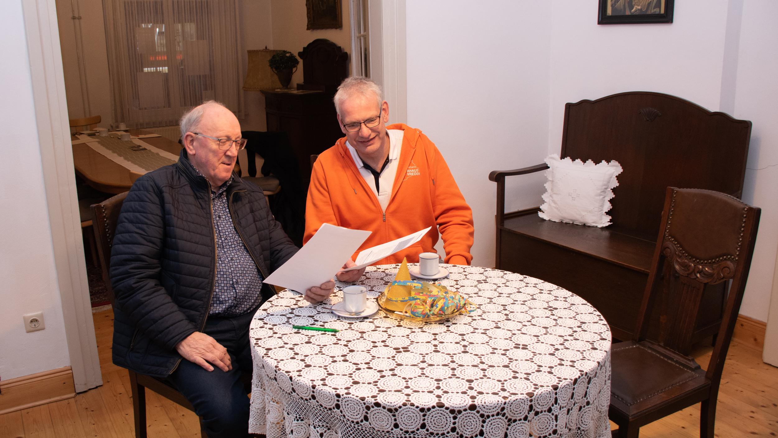 Alfons Beckmann (l.) vom Ottensteiner Heimatverein und Bereichsleiter Uwe Bröcker vom Caritasverband besprachen die letzten Feinheiten. Aschermittwoch wechselt das Betreuungscafé „Tied för di“ vom Haus Schubert in das Haus Hoppe.