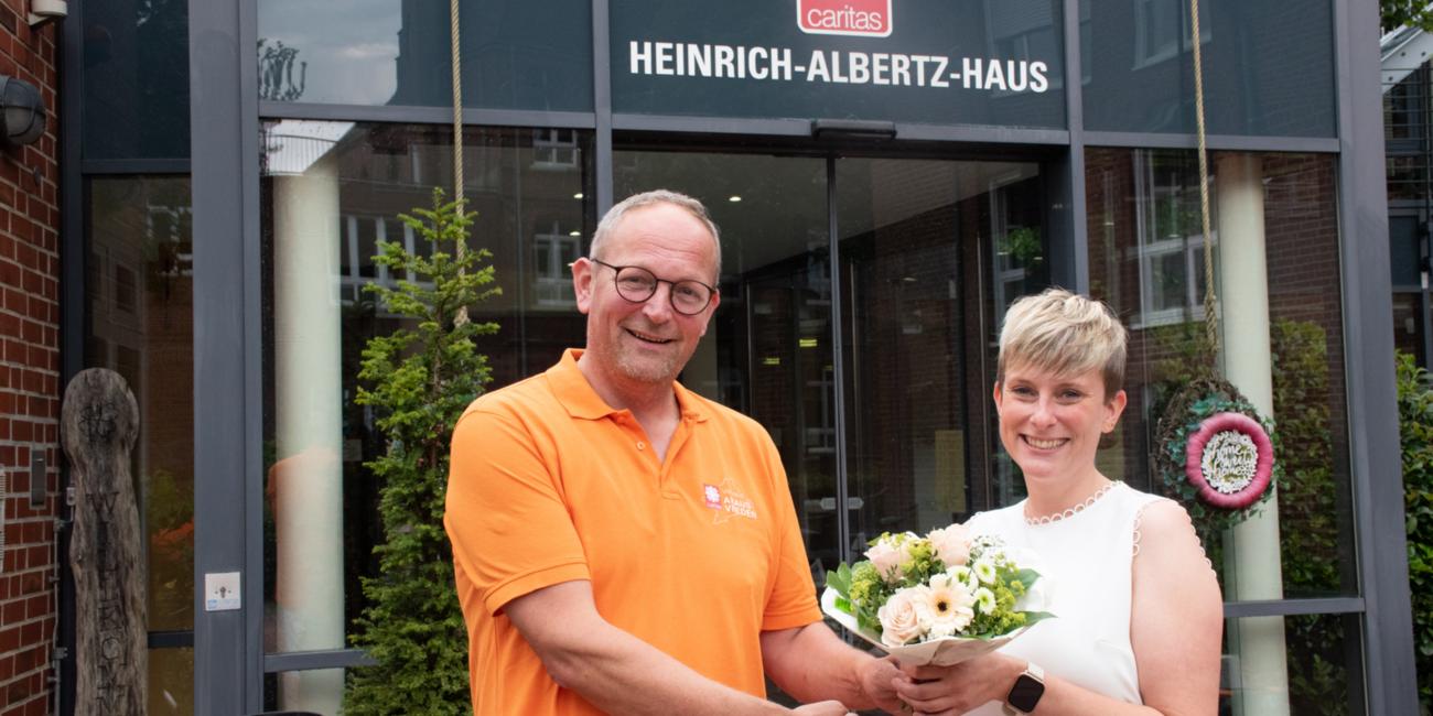 Blumengruß vom Vorgänger: Martin Overbeck hat die Leitung des Heinrich-Albertz-Hauses abgegeben. Linda Harking hat jetzt die Gesamtverantwortung inne.