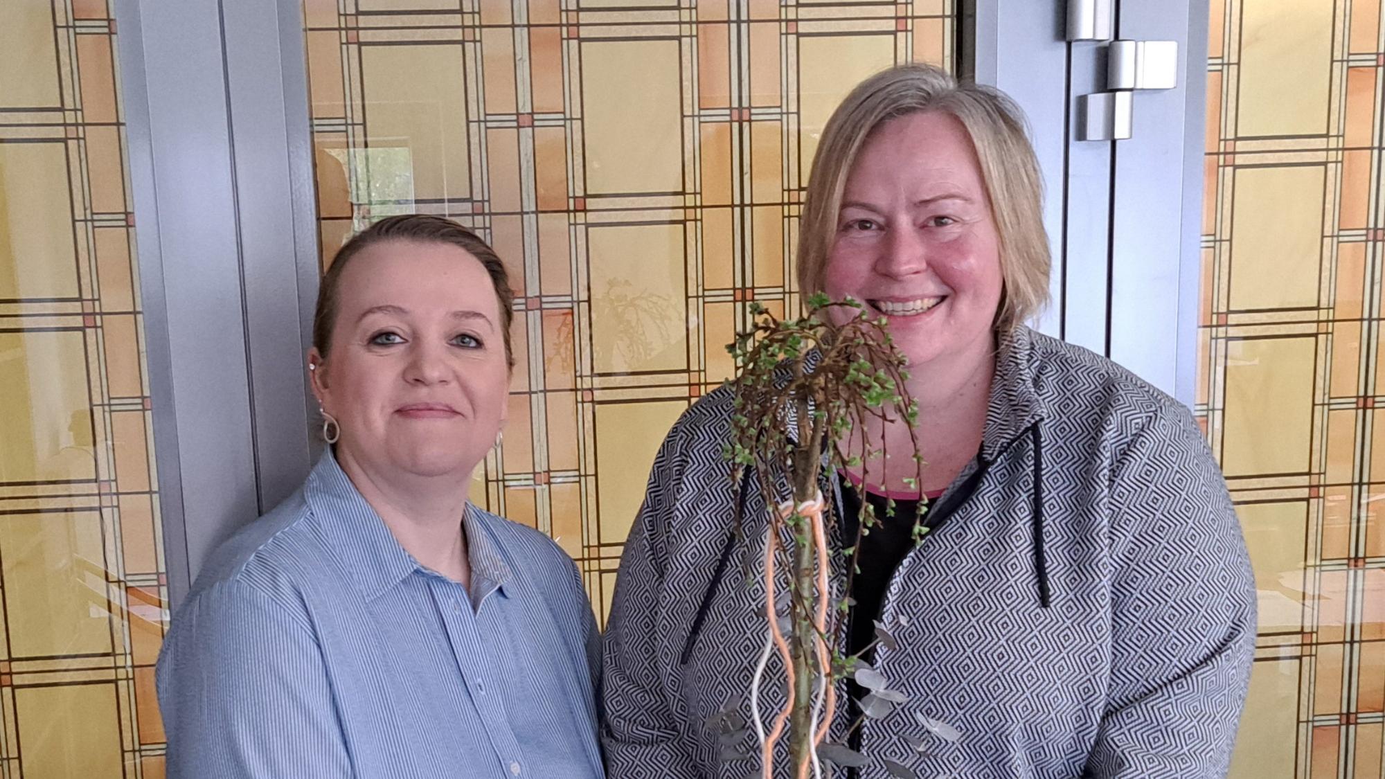 Sonja Jürgens (r.) leitet seit dem 1. April das Caritas Seniorenheim Holthues Hoff in Ahaus. Bereichsleiterin Tatjana Schönknecht gehörte zu den ersten Gratulantinnen.
