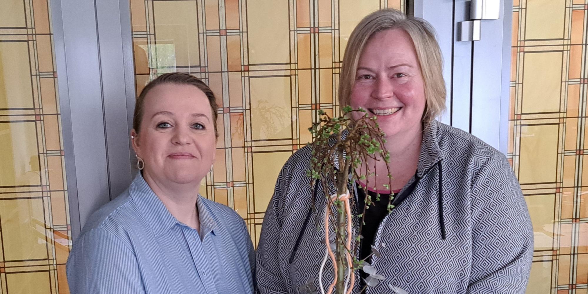Sonja Jürgens (r.) leitet seit dem 1. April das Caritas Seniorenheim Holthues Hoff in Ahaus. Bereichsleiterin Tatjana Schönknecht gehörte zu den ersten Gratulantinnen.