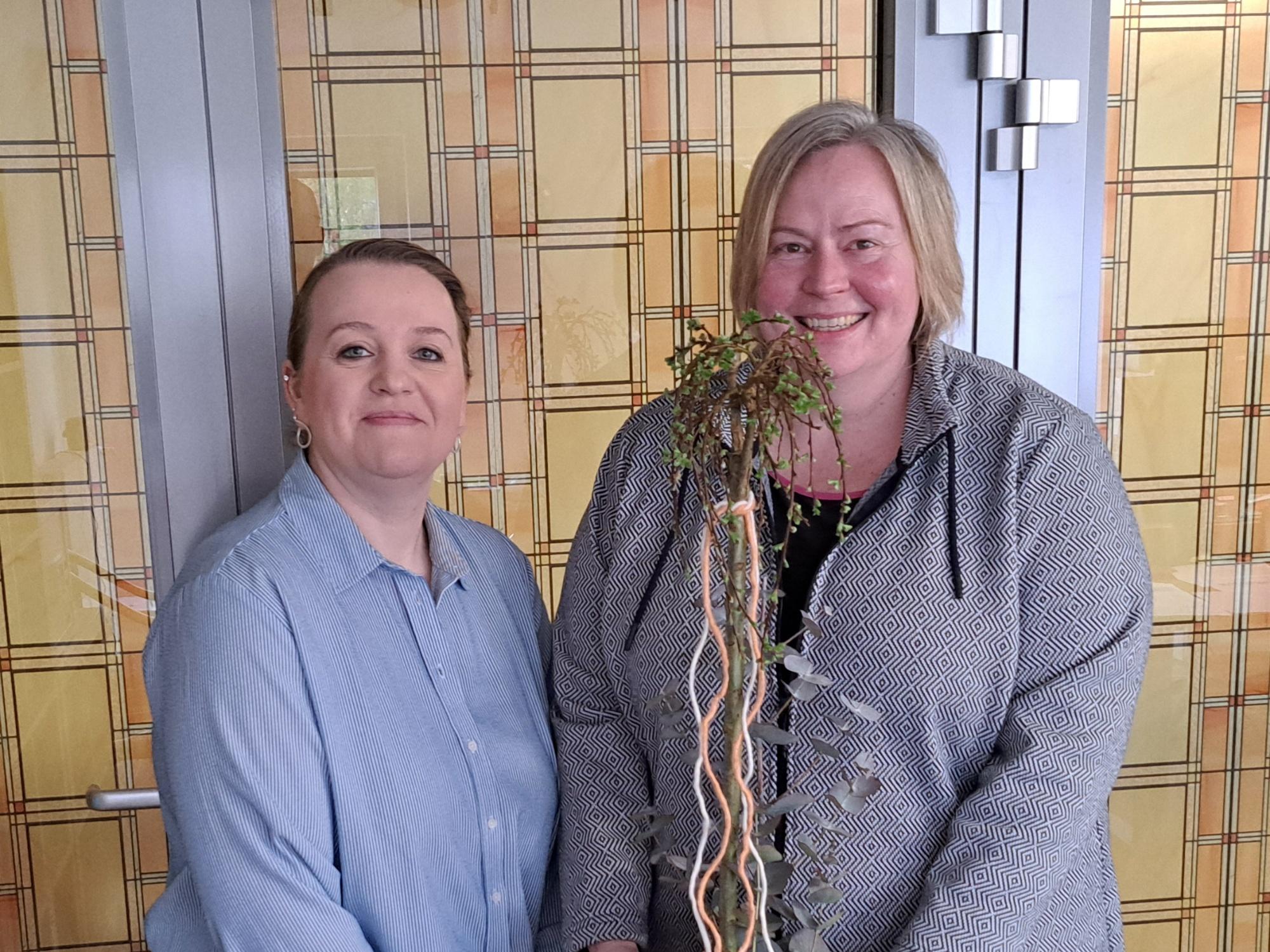 Sonja Jürgens (r.) leitet seit dem 1. April das Caritas Seniorenheim Holthues Hoff in Ahaus. Bereichsleiterin Tatjana Schönknecht gehörte zu den ersten Gratulantinnen.