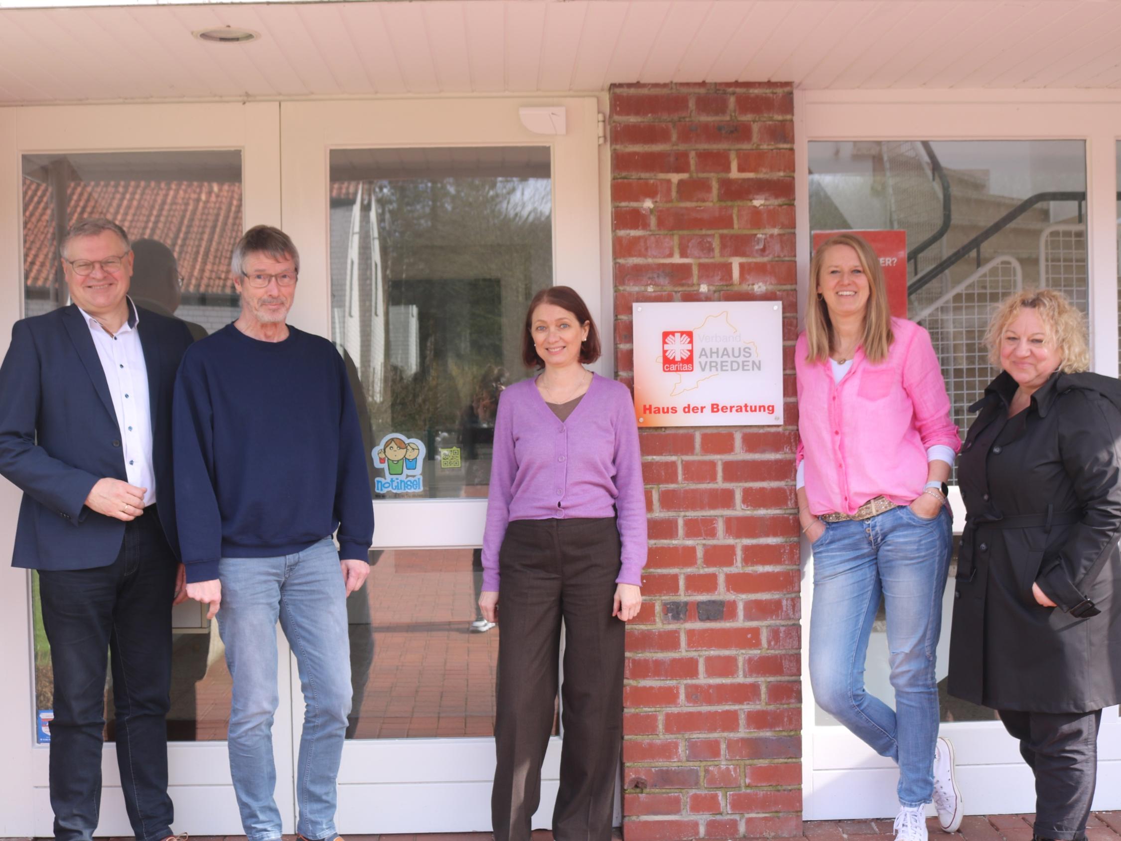 Das Haus der Beratung ist jetzt Notinsel. Silke Herbrand (r.) von der Stadt Ahaus übergab den Aufkleber an die Caritas-Mitarbeitenden.