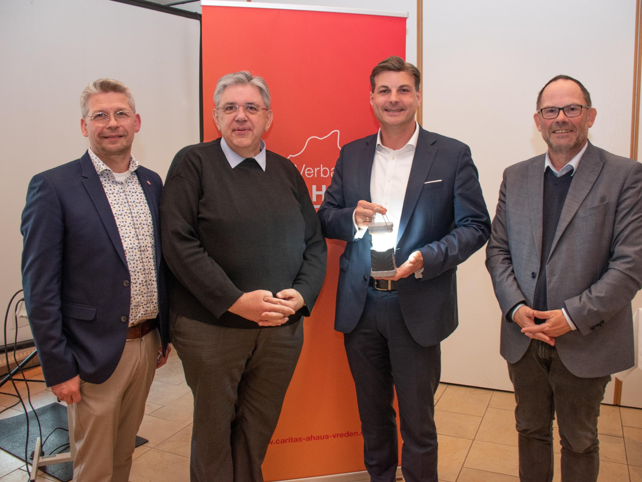 Die Caritas-Vorstände Peter Schwack (l.) und Hans-Peter Merzbach (r.) mit Pfarrer Stefan Scho (2.v.l.; Vorsitzender Caritasrat) und Diözesancaritasdirektor Dominique Hopfenzitz.