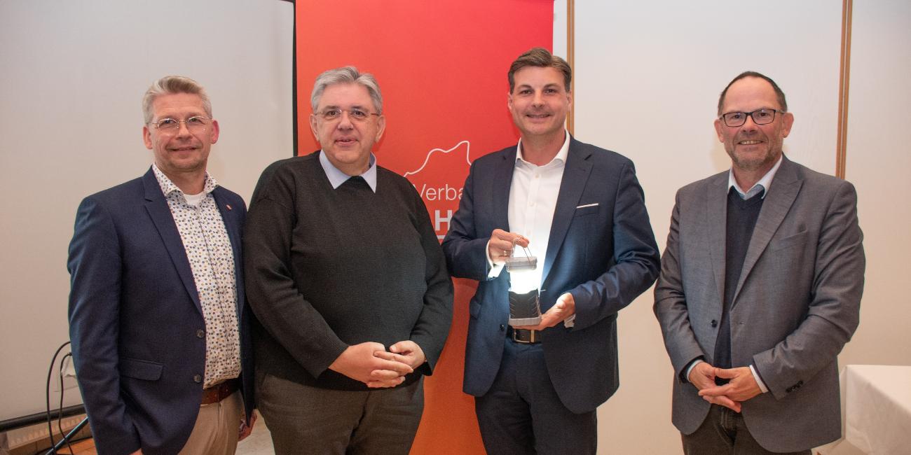 Die Caritas-Vorstände Peter Schwack (l.) und Hans-Peter Merzbach (r.) mit Pfarrer Stefan Scho (2.v.l.; Vorsitzender Caritasrat) und Diözesancaritasdirektor Dominique Hopfenzitz.