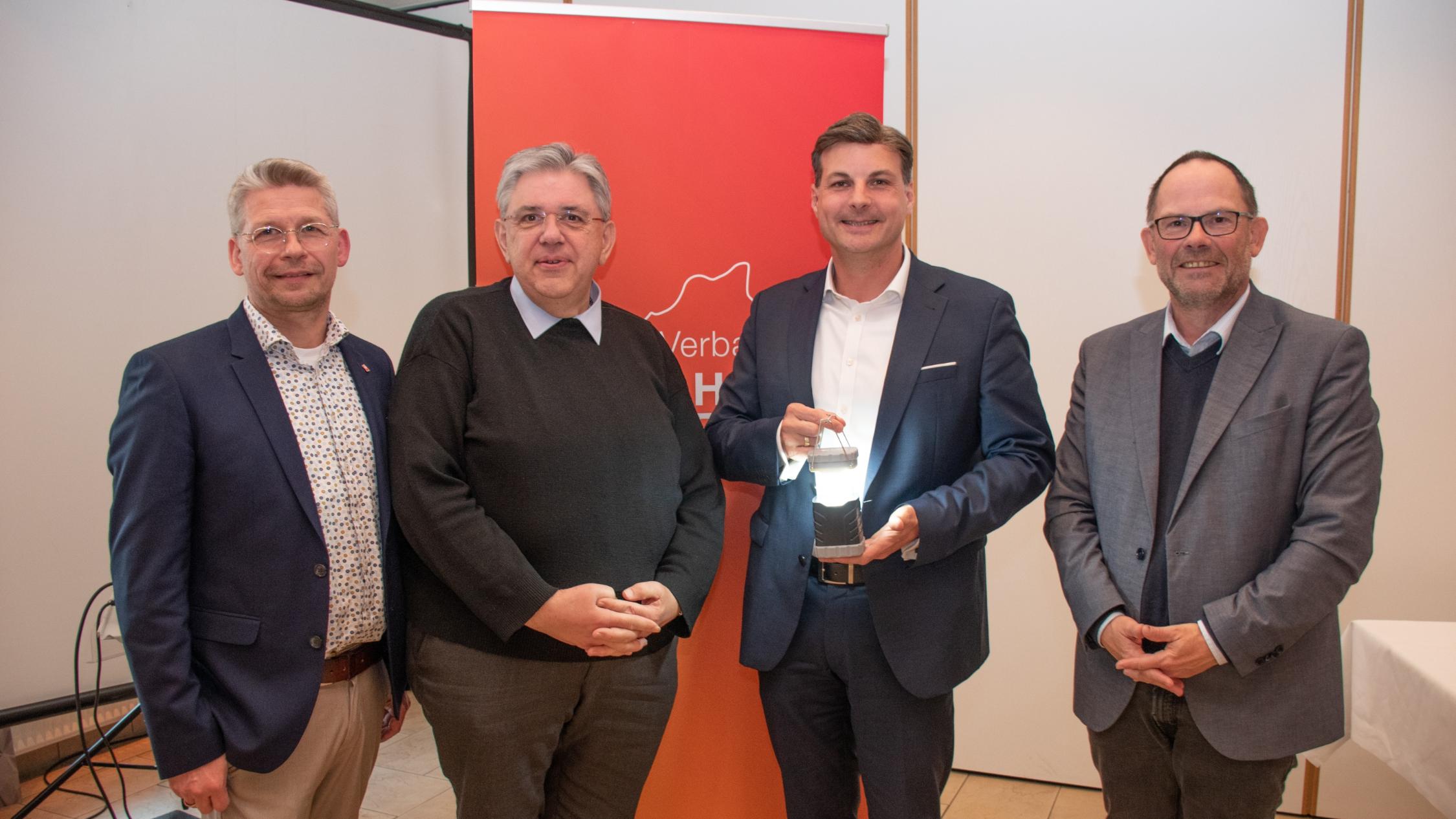 Die Caritas-Vorstände Peter Schwack (l.) und Hans-Peter Merzbach (r.) mit Pfarrer Stefan Scho (2.v.l.; Vorsitzender Caritasrat) und Diözesancaritasdirektor Dominique Hopfenzitz.