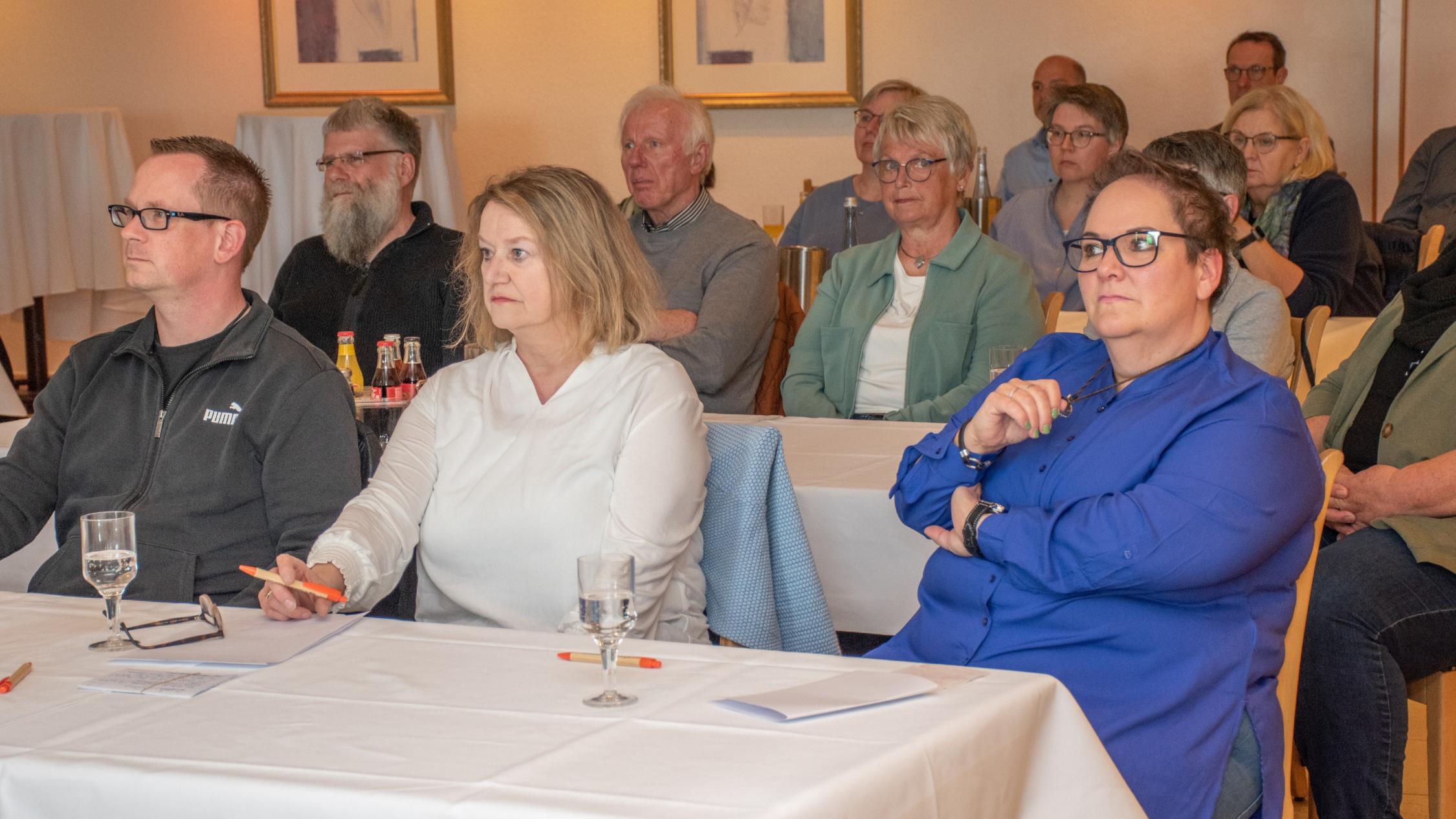 Die Zuhörer im Landhotel Hermannshöhe lauschten dem Impulsvortrag von Dominique Hopfenzitz.