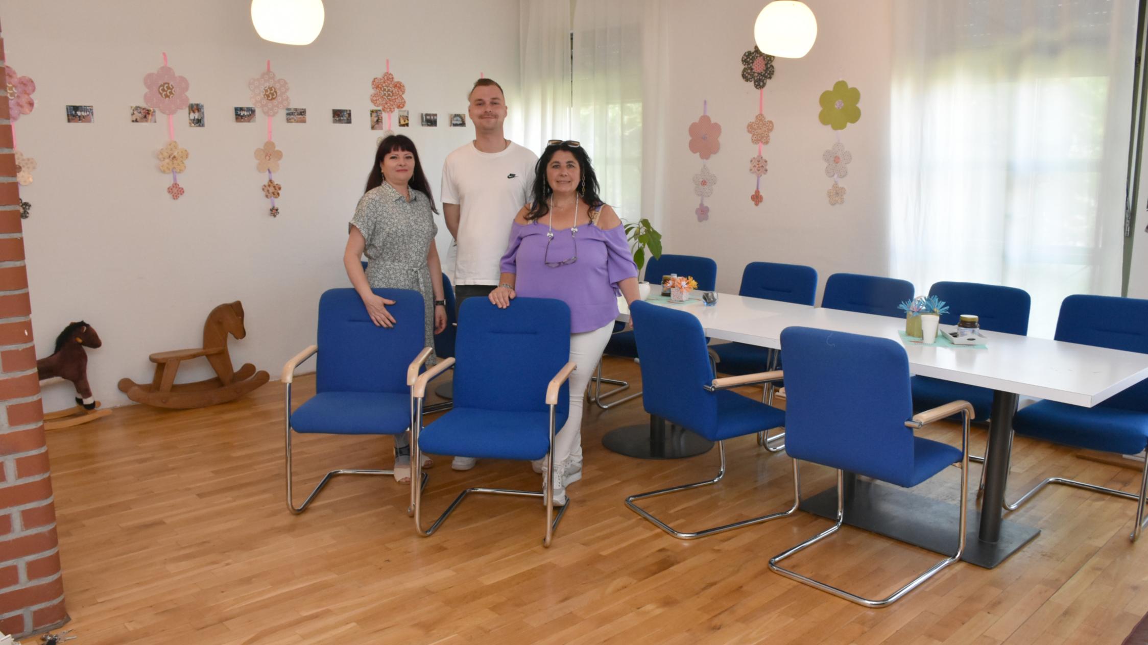 Carmen Esposito-Stumberger (r.), Max Wevers und Anna Kupriianova vom Integrationslotsenprojekt freuen sich über mehr Platz für ihre Arbeit.