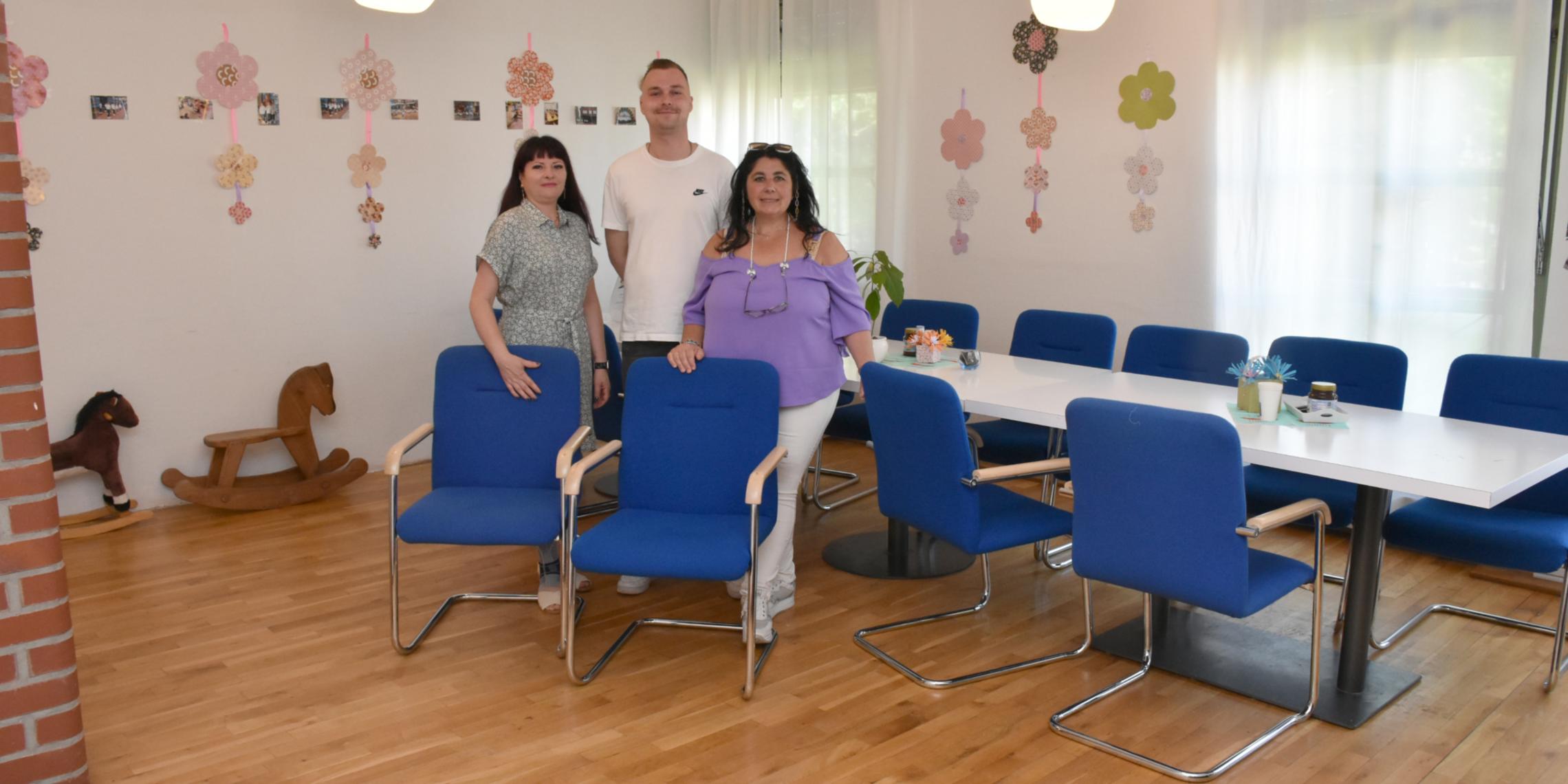 Carmen Esposito-Stumberger (r.), Max Wevers und Anna Kupriianova vom Integrationslotsenprojekt freuen sich über mehr Platz für ihre Arbeit.