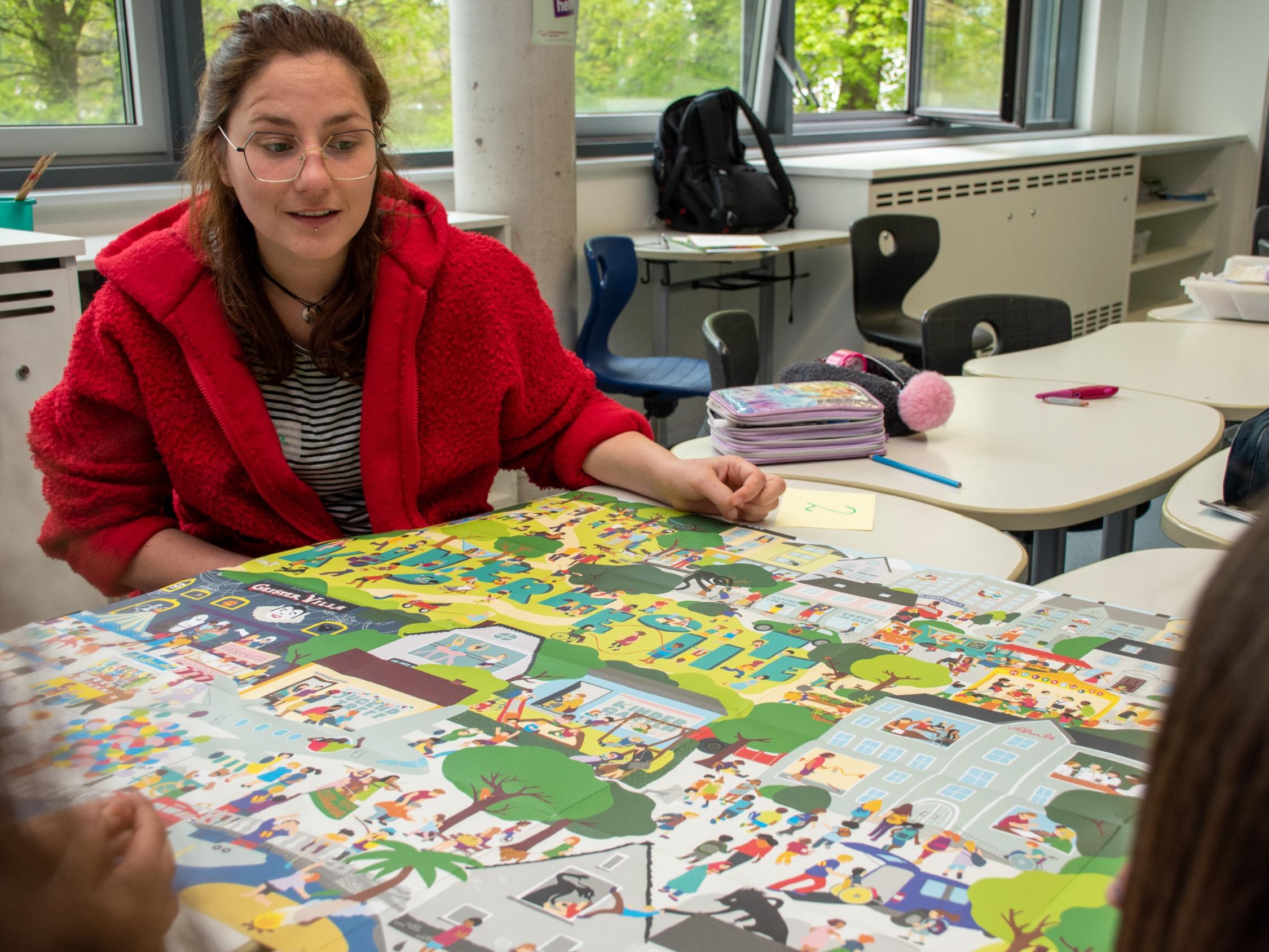 Lara Jansen (youngcaritas) unterstützte die Arbeitsgruppe in der Lindenschule in Gronau.