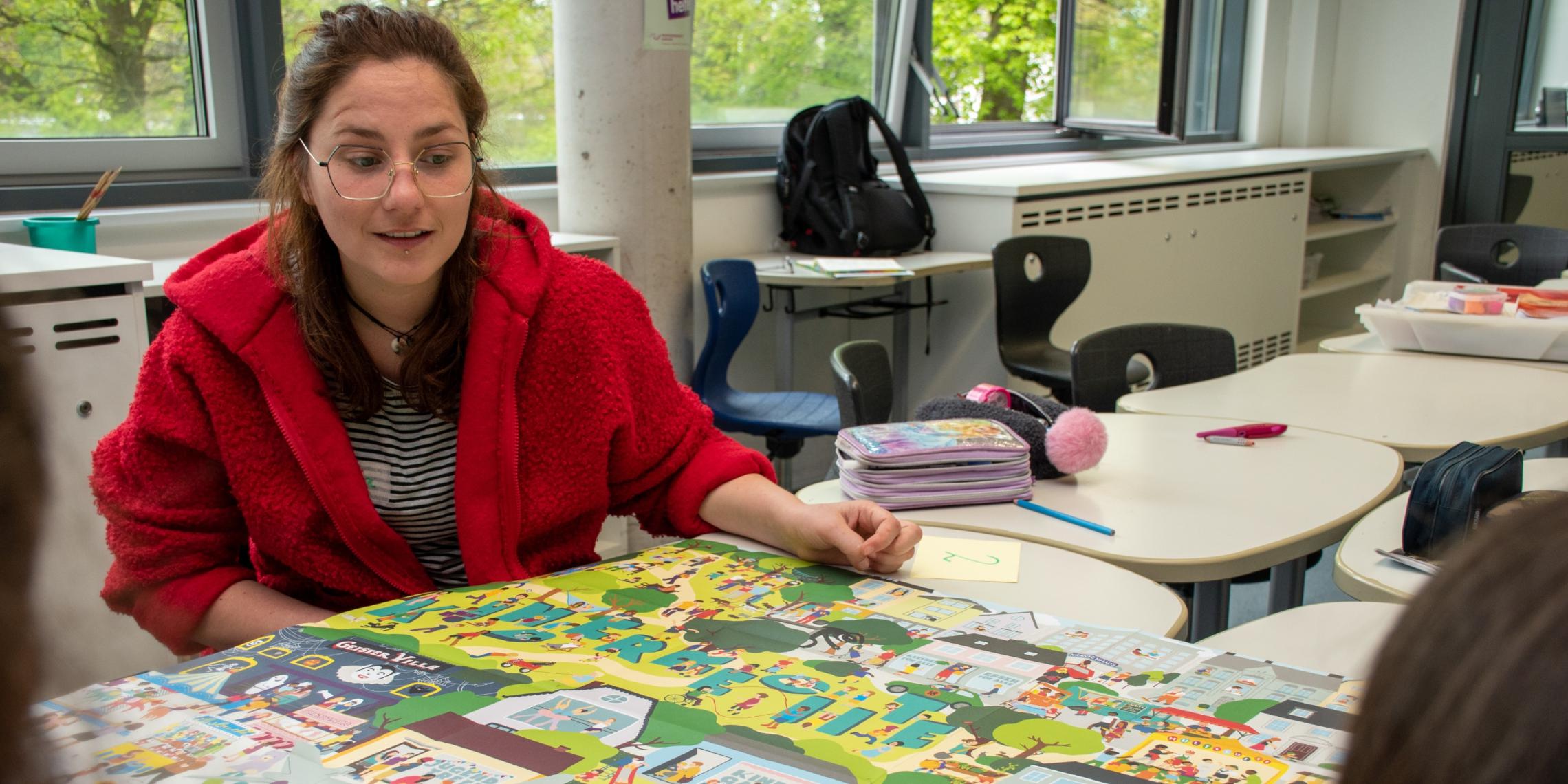 Lara Jansen (youngcaritas) unterstützte die Arbeitsgruppe in der Lindenschule in Gronau.