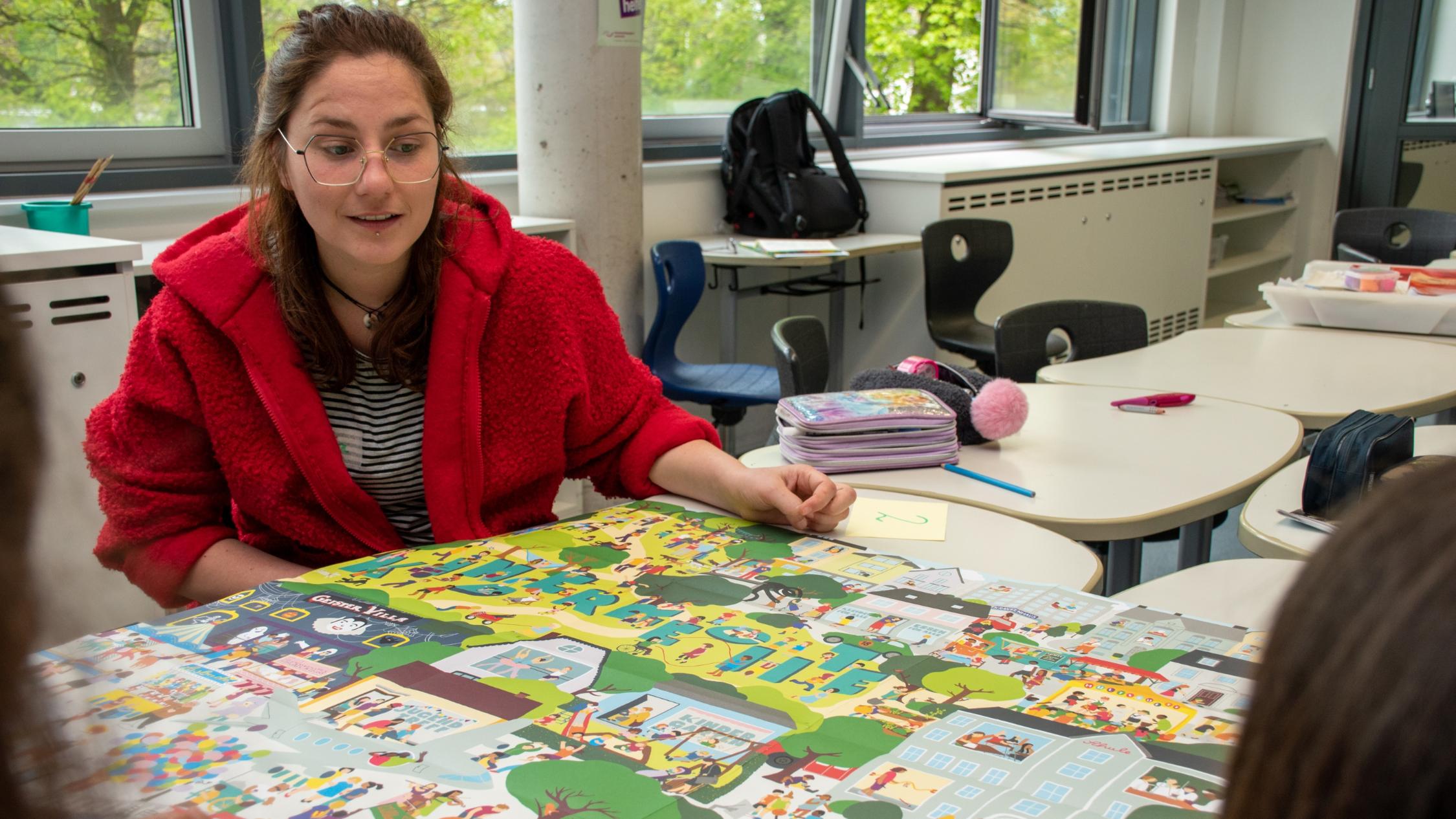 Lara Jansen (youngcaritas) unterstützte die Arbeitsgruppe in der Lindenschule in Gronau.