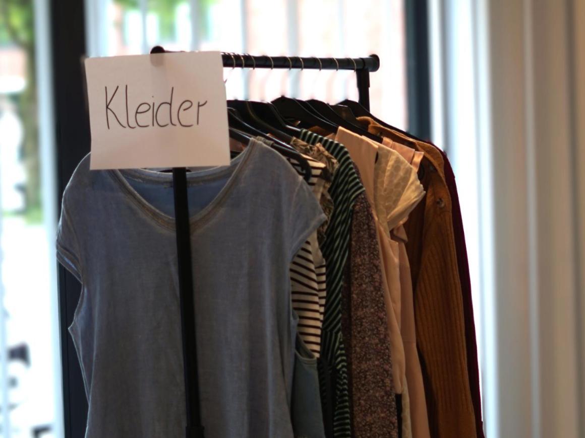 youngcaritas lädt zur Tauschbörse für Kleider, Schmuck und Dekoartikel ein.