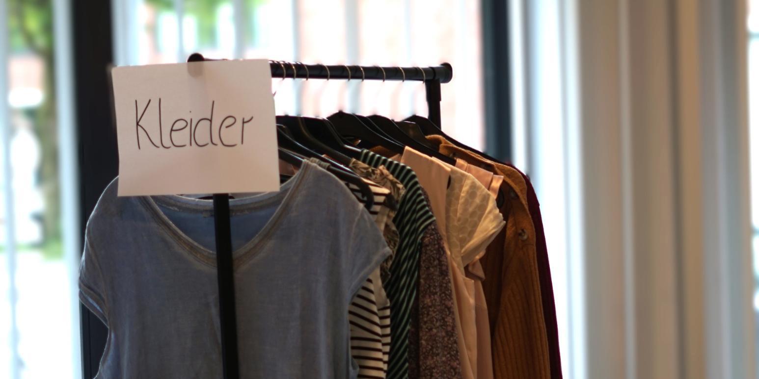 youngcaritas lädt zur Tauschbörse für Kleider, Schmuck und Dekoartikel ein.