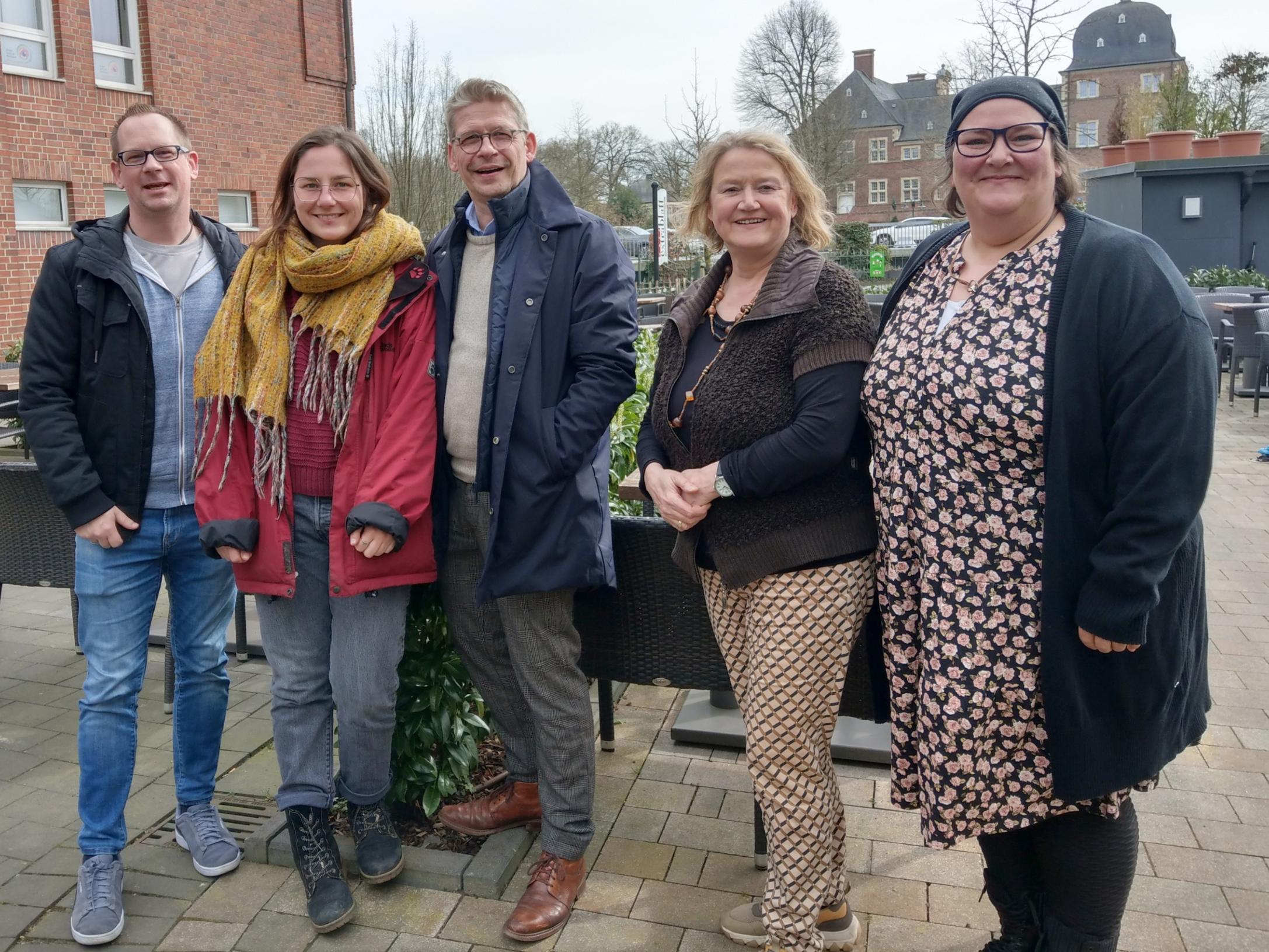 Mathias Wübbeling (Gemeindecaritas), Lara Jansen (youngcaritas), Peter Schwack (Vorstand), Christel Mers und Silke Uelsmann (beide Gemeindecaritas; v.l.).