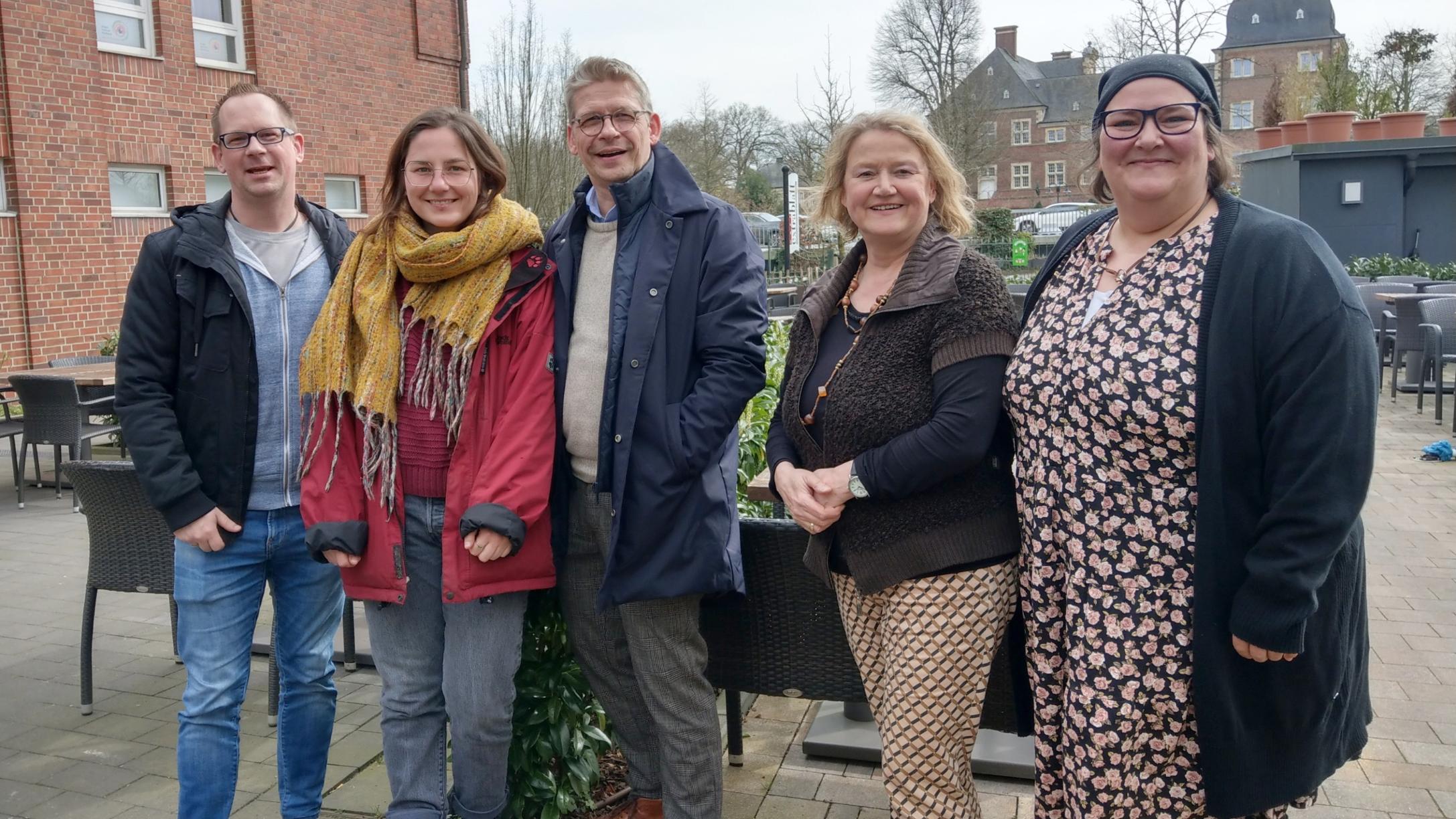 Mathias Wübbeling (Gemeindecaritas), Lara Jansen (youngcaritas), Peter Schwack (Vorstand), Christel Mers und Silke Uelsmann (beide Gemeindecaritas; v.l.).
