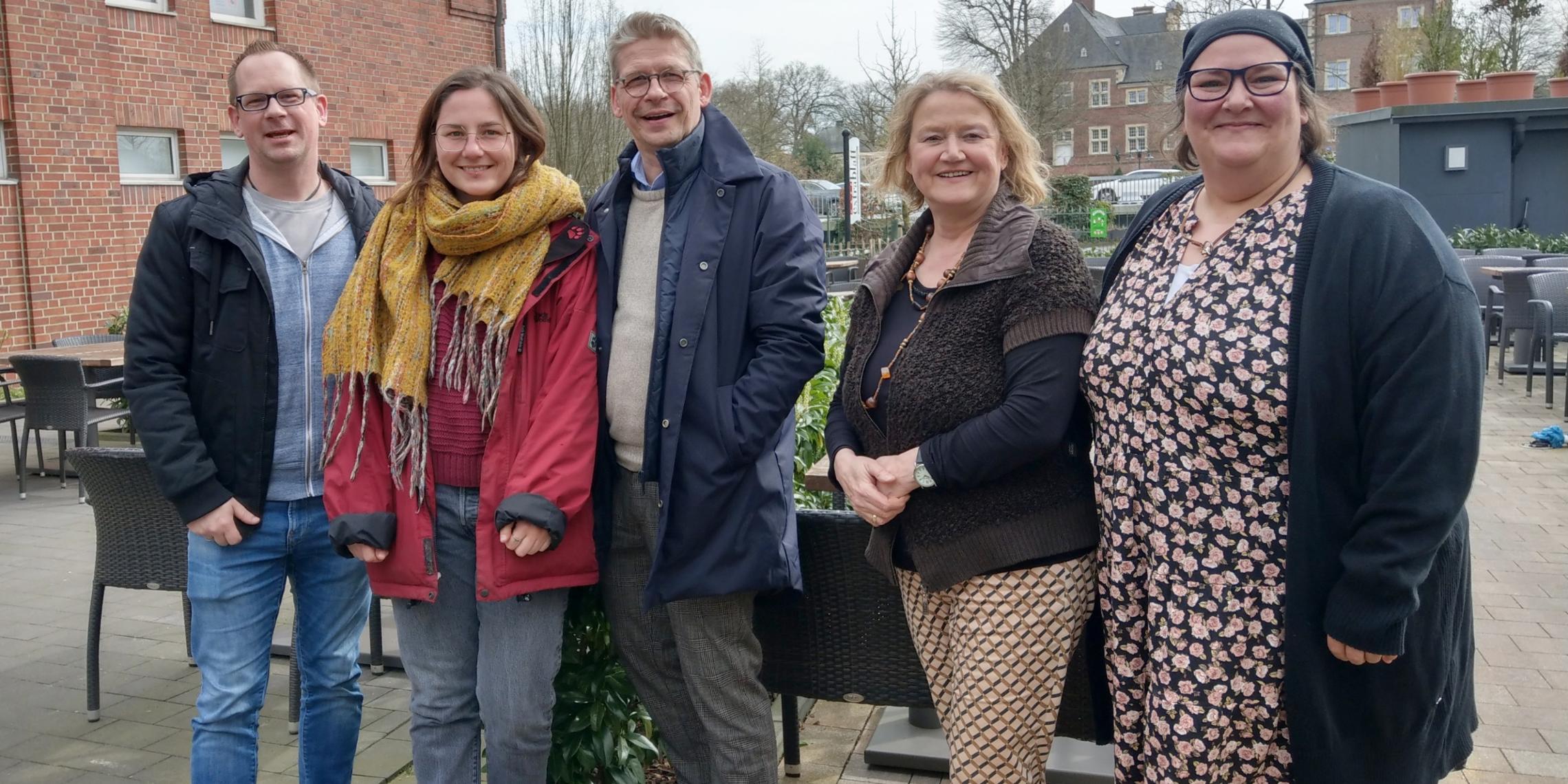 Mathias Wübbeling (Gemeindecaritas), Lara Jansen (youngcaritas), Peter Schwack (Vorstand), Christel Mers und Silke Uelsmann (beide Gemeindecaritas; v.l.).