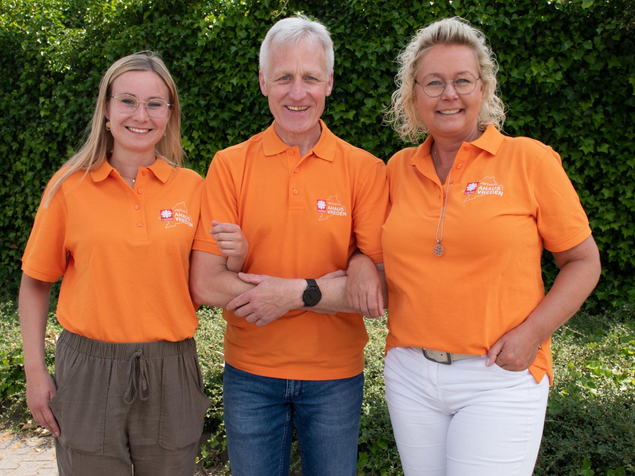 Anja Bertelmann (r.) trat zum 1. August die Nachfolge von Norbert Leeners (M.) als Pflegedienstleitung der Caritas Ambulante Pflege Ahaus-Stadt an. Ihre Stellvertreterin wird zum 1. September Luisa Roß (l.).