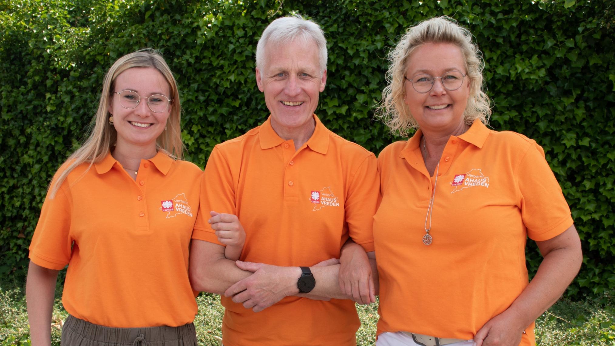 Anja Bertelmann (r.) trat zum 1. August die Nachfolge von Norbert Leeners (M.) als Pflegedienstleitung der Caritas Ambulante Pflege Ahaus-Stadt an. Ihre Stellvertreterin wird zum 1. September Luisa Roß (l.).