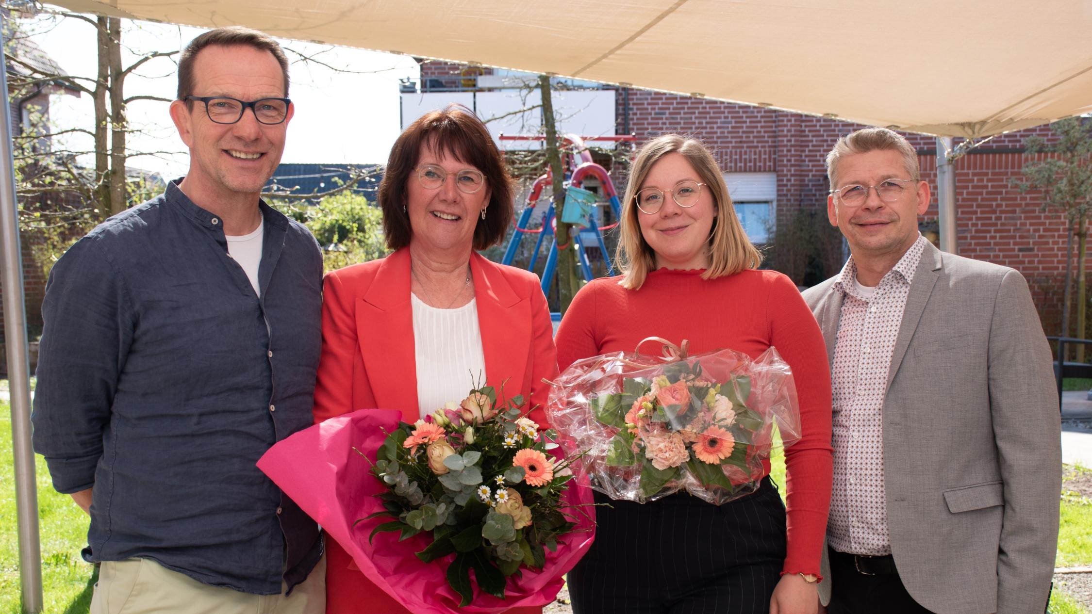 ABW-Leiterin Martina Kemper (2.v.l.) mit ihrer Nachfolgerin Karla Gesing sowie Caritas-Vorstand Peter Schwack (r.) und Bereichsleiter Thomas Berning.