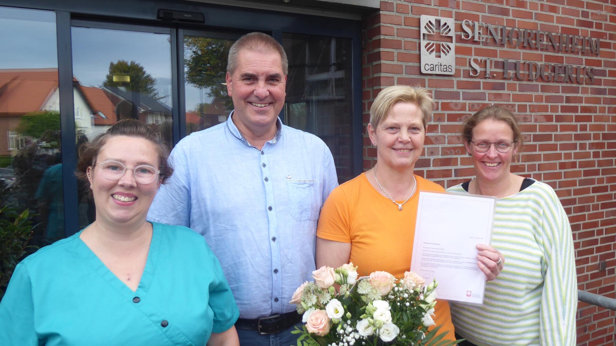 Das Foto zeigt v.l.n.r.: Steffi Gohl (Wohnbereichsleitung), Stefan Deitmer (Einrichtungsleitung), Mechthild Helling (Jubilarin) und Monika Jödden (Pflegedienstleitung).