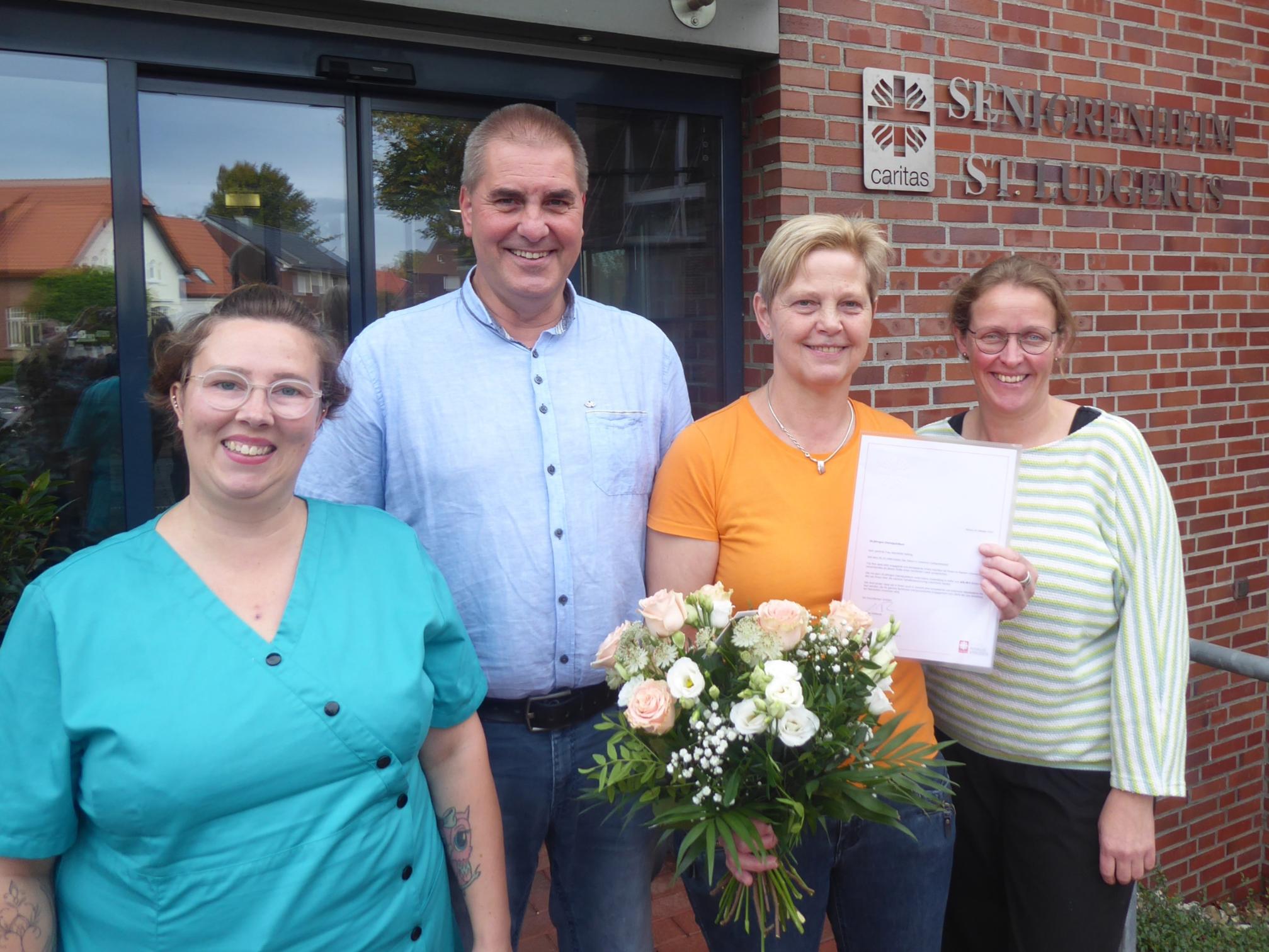 Das Foto zeigt v.l.n.r.: Steffi Gohl (Wohnbereichsleitung), Stefan Deitmer (Einrichtungsleitung), Mechthild Helling (Jubilarin) und Monika Jödden (Pflegedienstleitung).