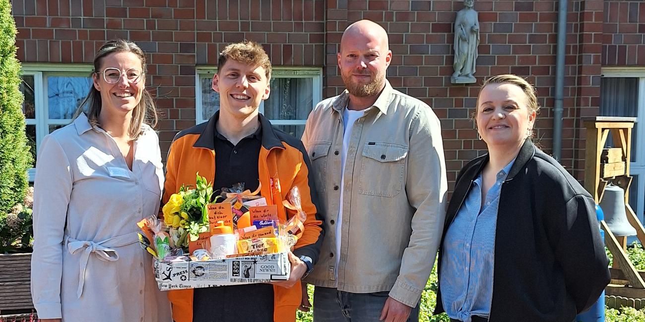 Das Foto zeigt von links: Pflegedienstleiterin Elisabeth Holtkamp, den neuen stellvertretenden Pflegedienstleiter Michel Schmidt, Einrichtungsleiter Sebastian Stödtke und Bereichsleiterin Tatjana Schönknecht.