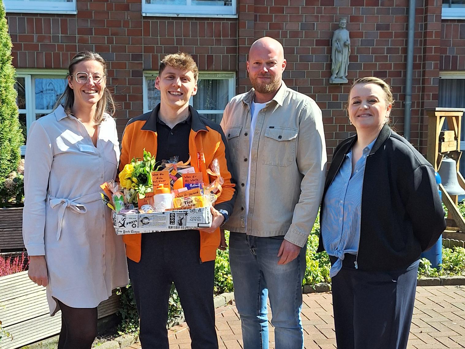 Das Foto zeigt von links: Pflegedienstleiterin Elisabeth Holtkamp, den neuen stellvertretenden Pflegedienstleiter Michel Schmidt, Einrichtungsleiter Sebastian Stödtke und Bereichsleiterin Tatjana Schönknecht.