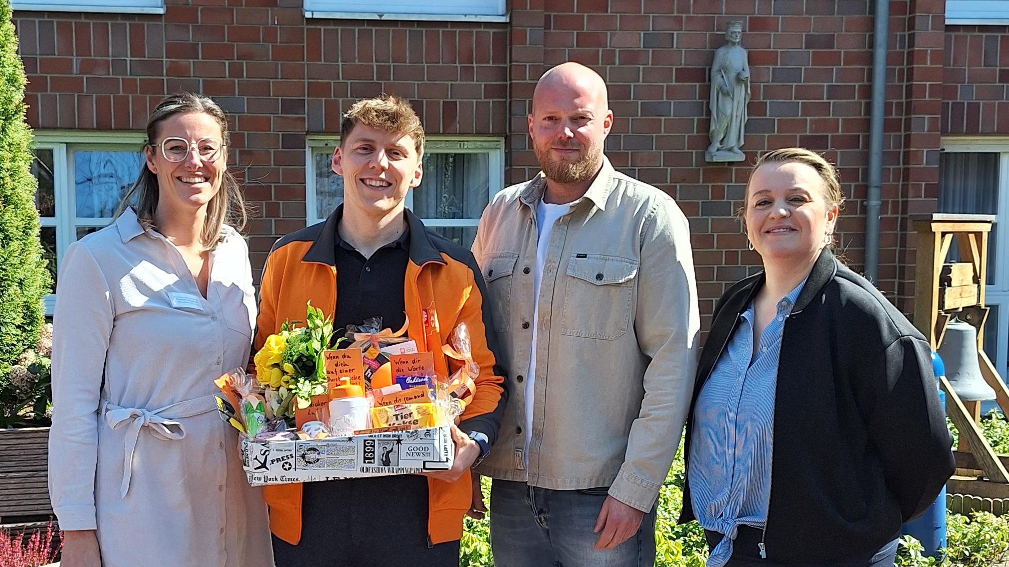 Das Foto zeigt von links: Pflegedienstleiterin Elisabeth Holtkamp, den neuen stellvertretenden Pflegedienstleiter Michel Schmidt, Einrichtungsleiter Sebastian Stödtke und Bereichsleiterin Tatjana Schönknecht.