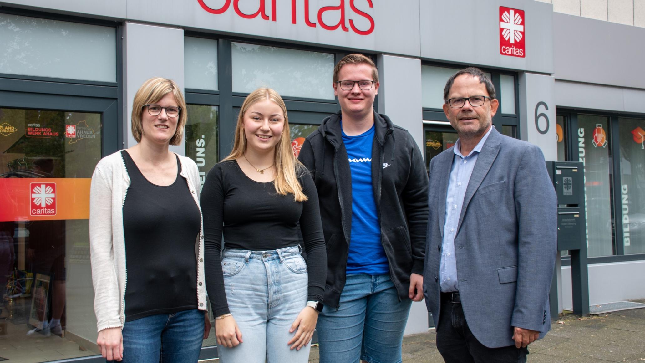 Ausbildungsleiterin Sandra Reimering, die beiden Auszubildenden Marla Leuders und Nils Gieseler und Vorstand Hans-Peter Merzbach (v.l.).