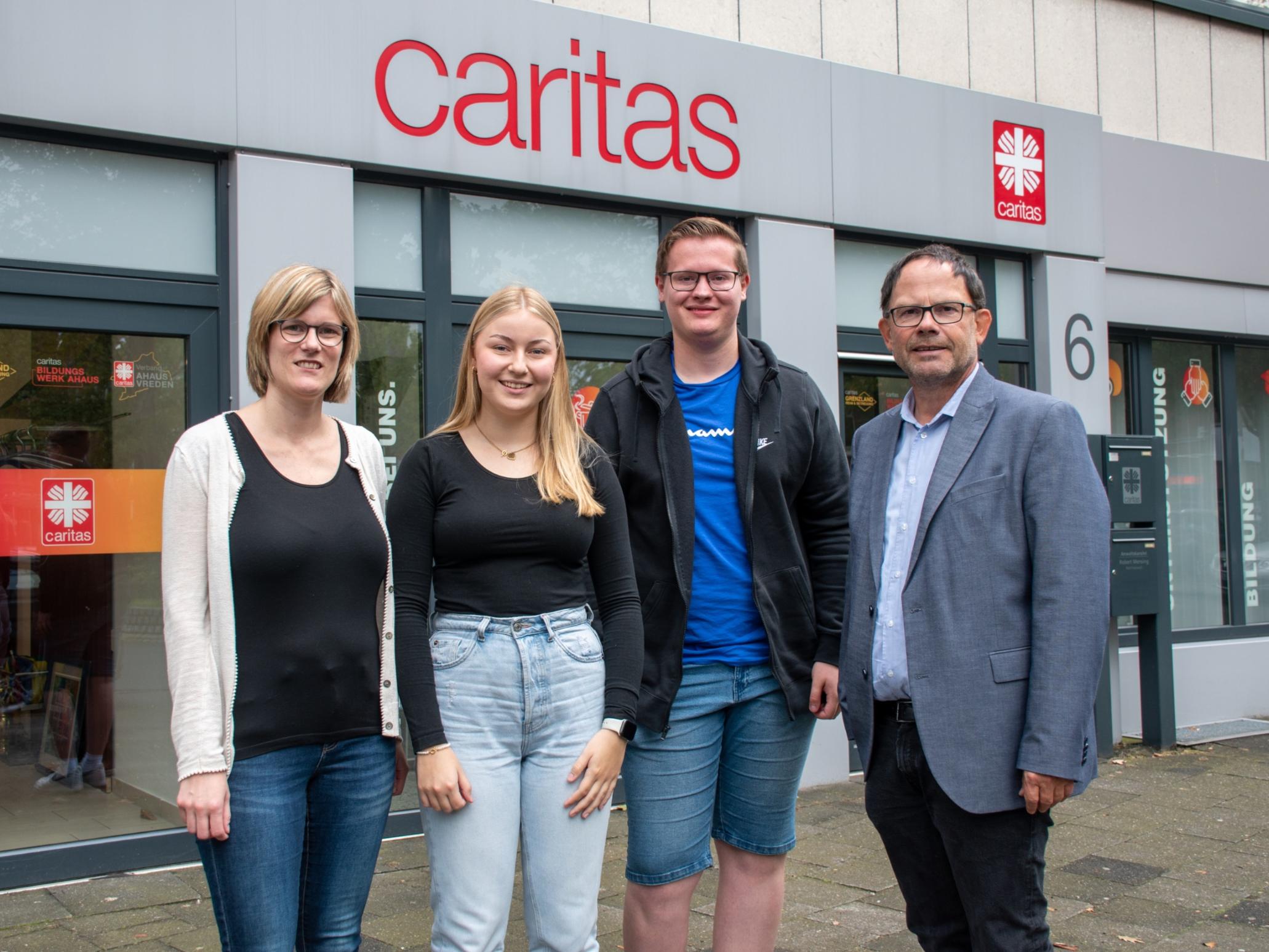 Ausbildungsleiterin Sandra Reimering, die beiden Auszubildenden Marla Leuders und Nils Gieseler und Vorstand Hans-Peter Merzbach (v.l.).