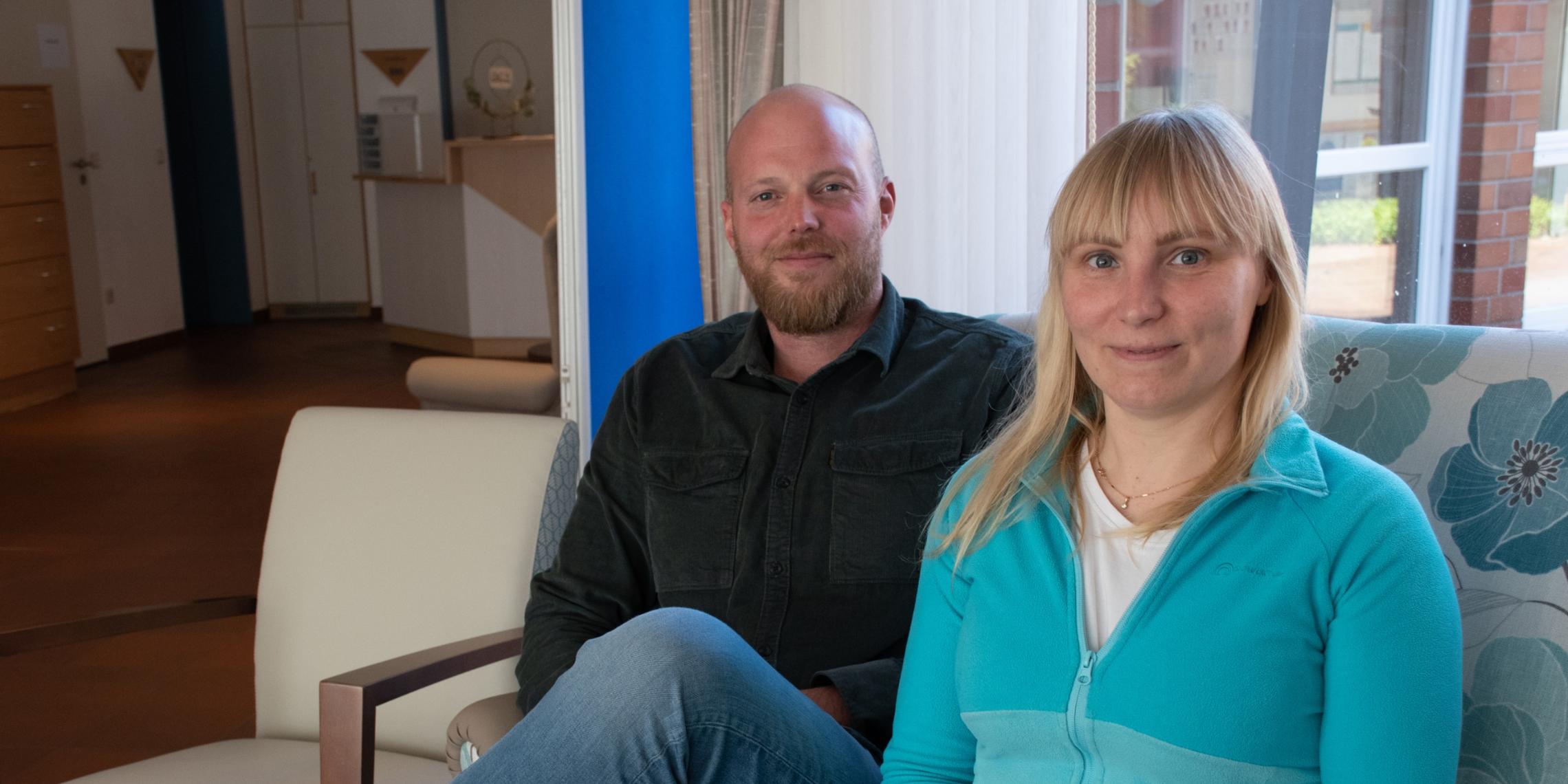 Sebastian Stödtke vom Henricus-Stift in Südlohn und Nina Vasylieva. Die Ukrainerin arbeitet in der Einrichtung als Pflegehelferin – und wartet auf ihre Anerkennung als Kinderärztin.