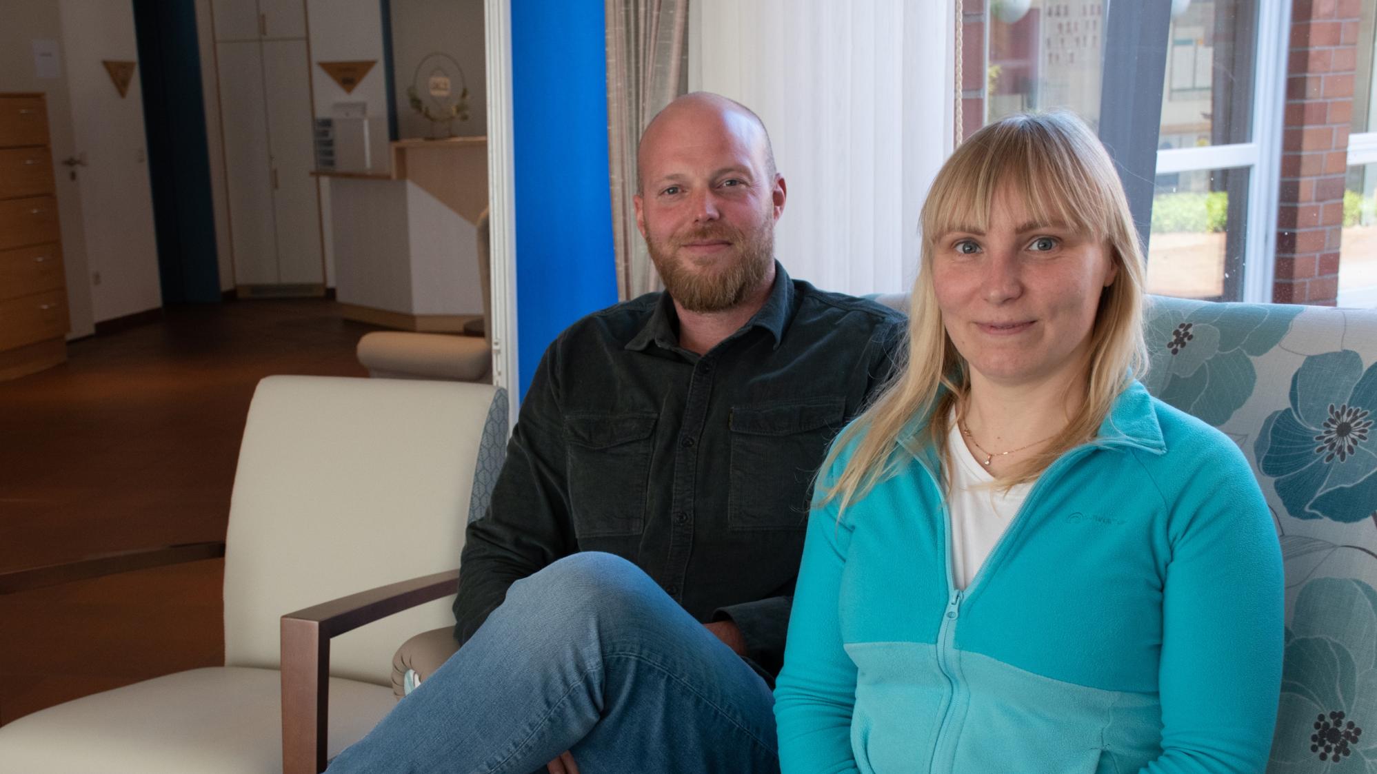 Sebastian Stödtke vom Henricus-Stift in Südlohn und Nina Vasylieva. Die Ukrainerin arbeitet in der Einrichtung als Pflegehelferin – und wartet auf ihre Anerkennung als Kinderärztin.