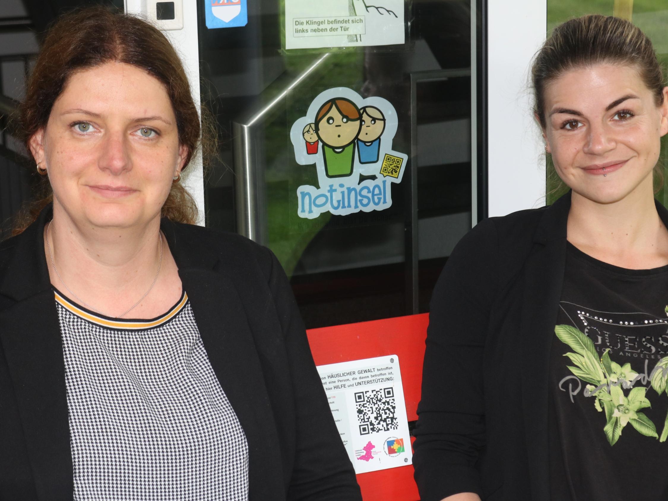 Claudia Mersmann (l.) vom SkF und Nevin Geveler vom Caritasverband vor dem Haus der Beratung, das nun auch Notinsel für Kinder ist.