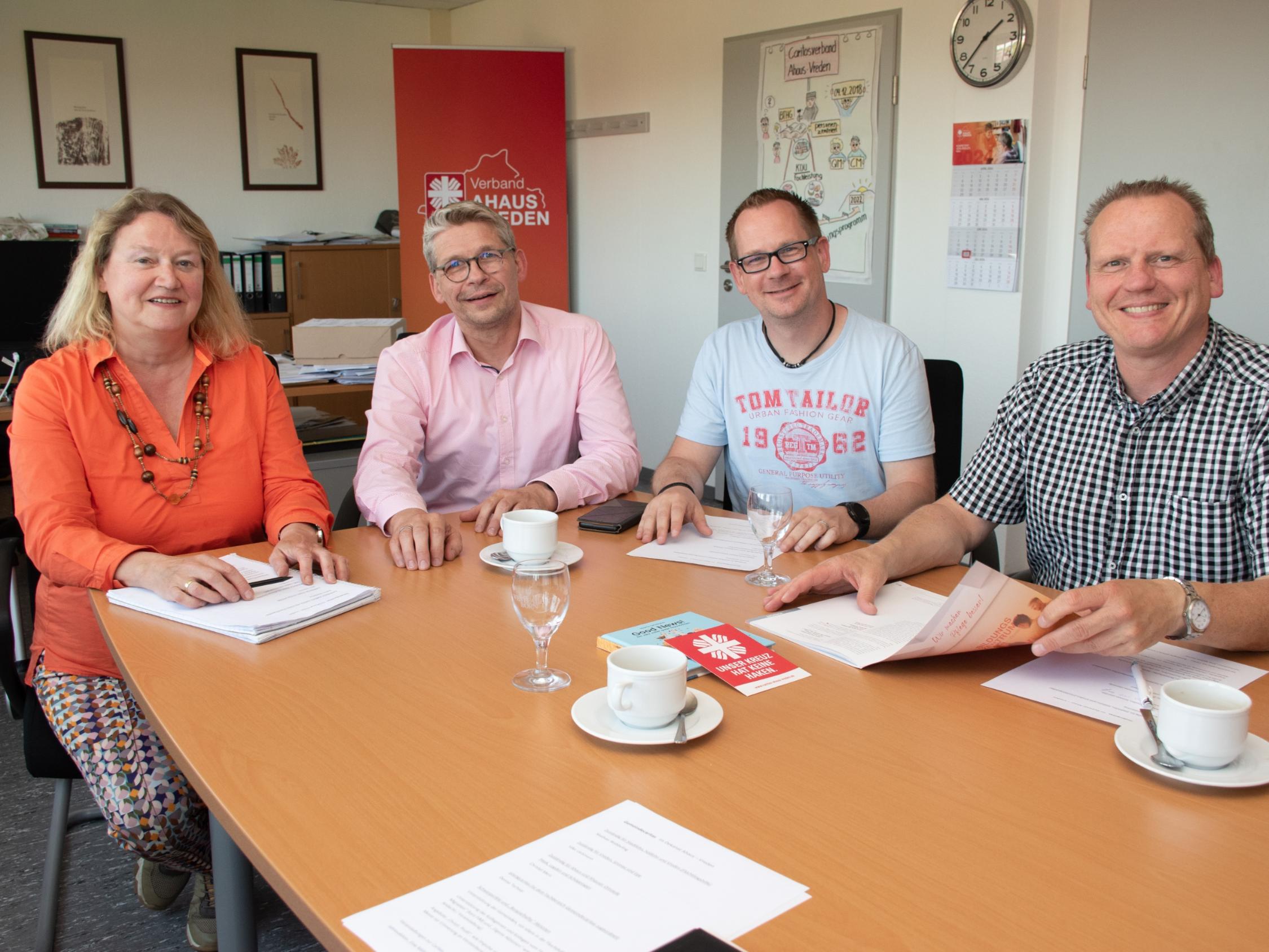 V.l.: Christel Mers (Gemeindecaritas Ahaus), Peter Schwack (Vorstand), Mathias Wübbeling (Gemeindecaritas Stadtlohn und Südlohn) und Benedikt Helmich (Koordinator Pastoraler Raum).
