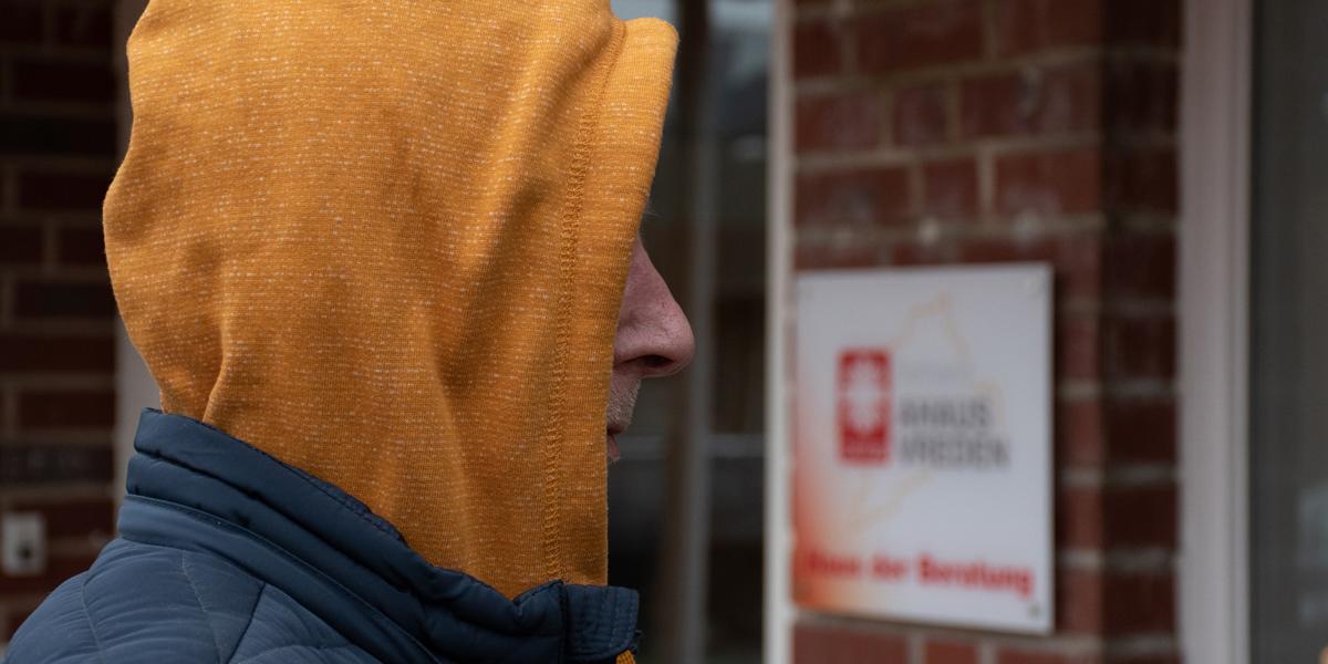 Der Ahauser Peter S. (*) möchte anonym bleiben. Wir haben ihn vor dem Haus der Beratung an der Wüllener Straße in Ahaus fotografiert.