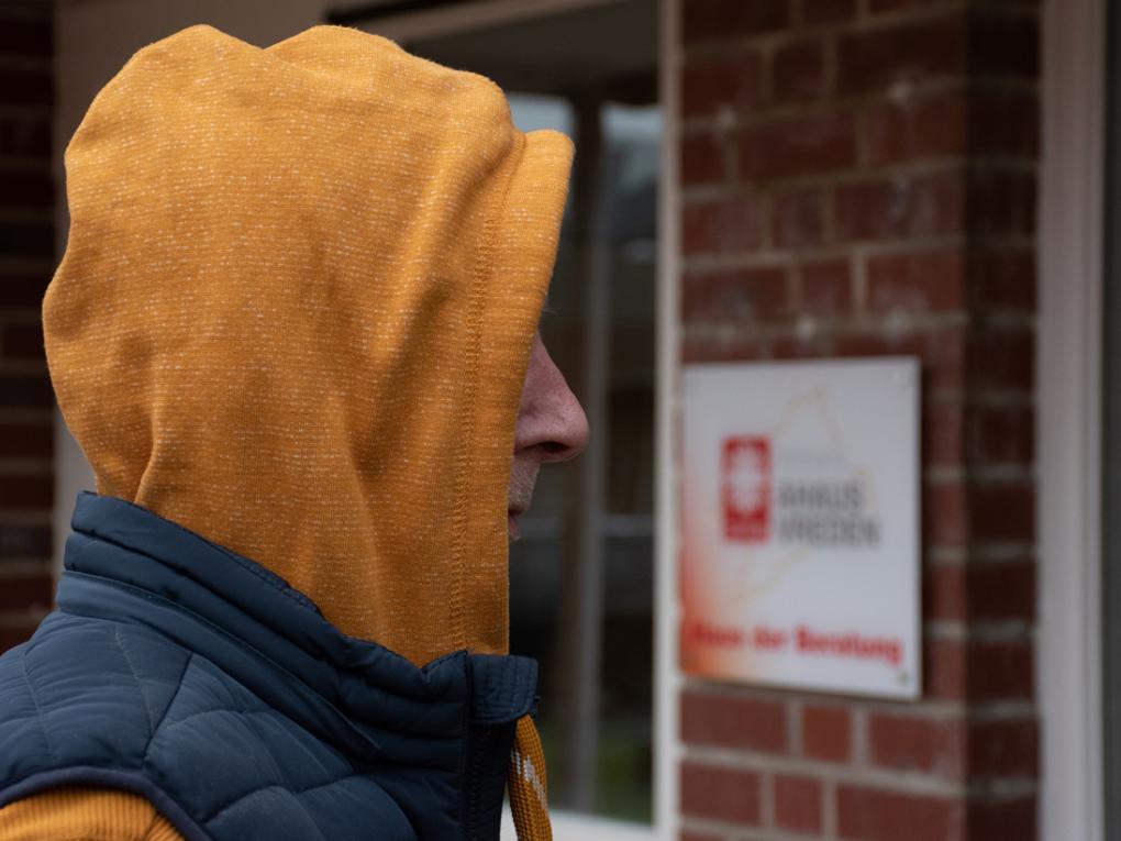 Der Ahauser Peter S. (*) möchte anonym bleiben. Wir haben ihn vor dem Haus der Beratung an der Wüllener Straße in Ahaus fotografiert.