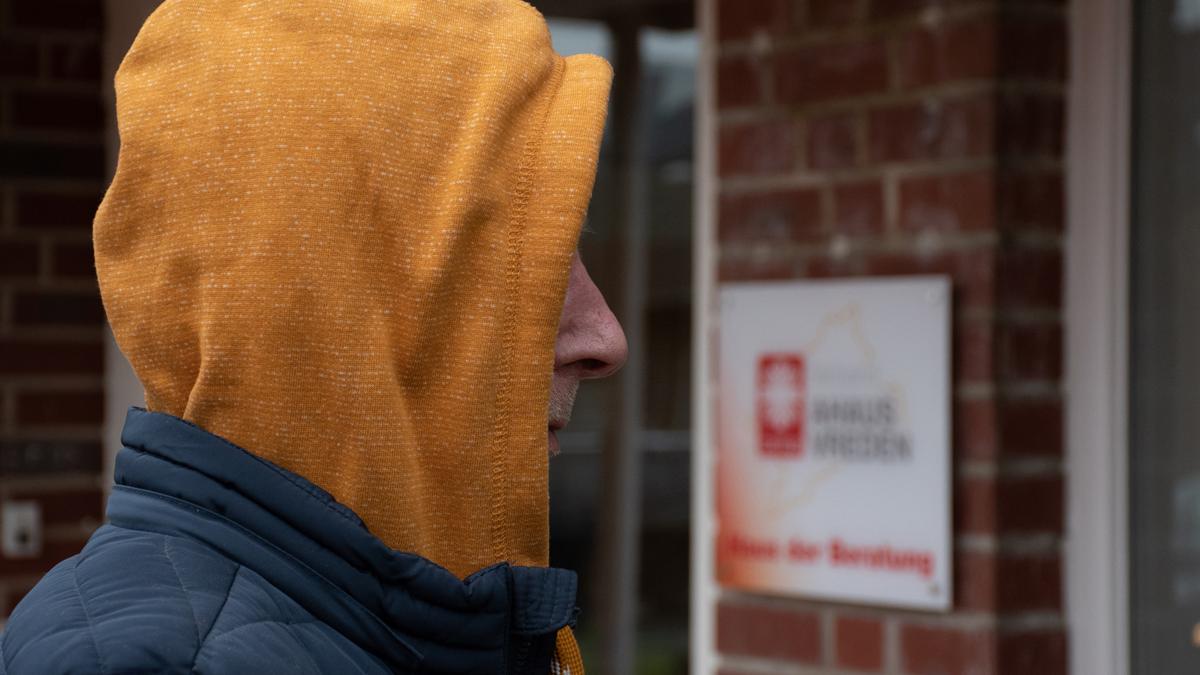 Der Ahauser Peter S. (*) möchte anonym bleiben. Wir haben ihn vor dem Haus der Beratung an der Wüllener Straße in Ahaus fotografiert.