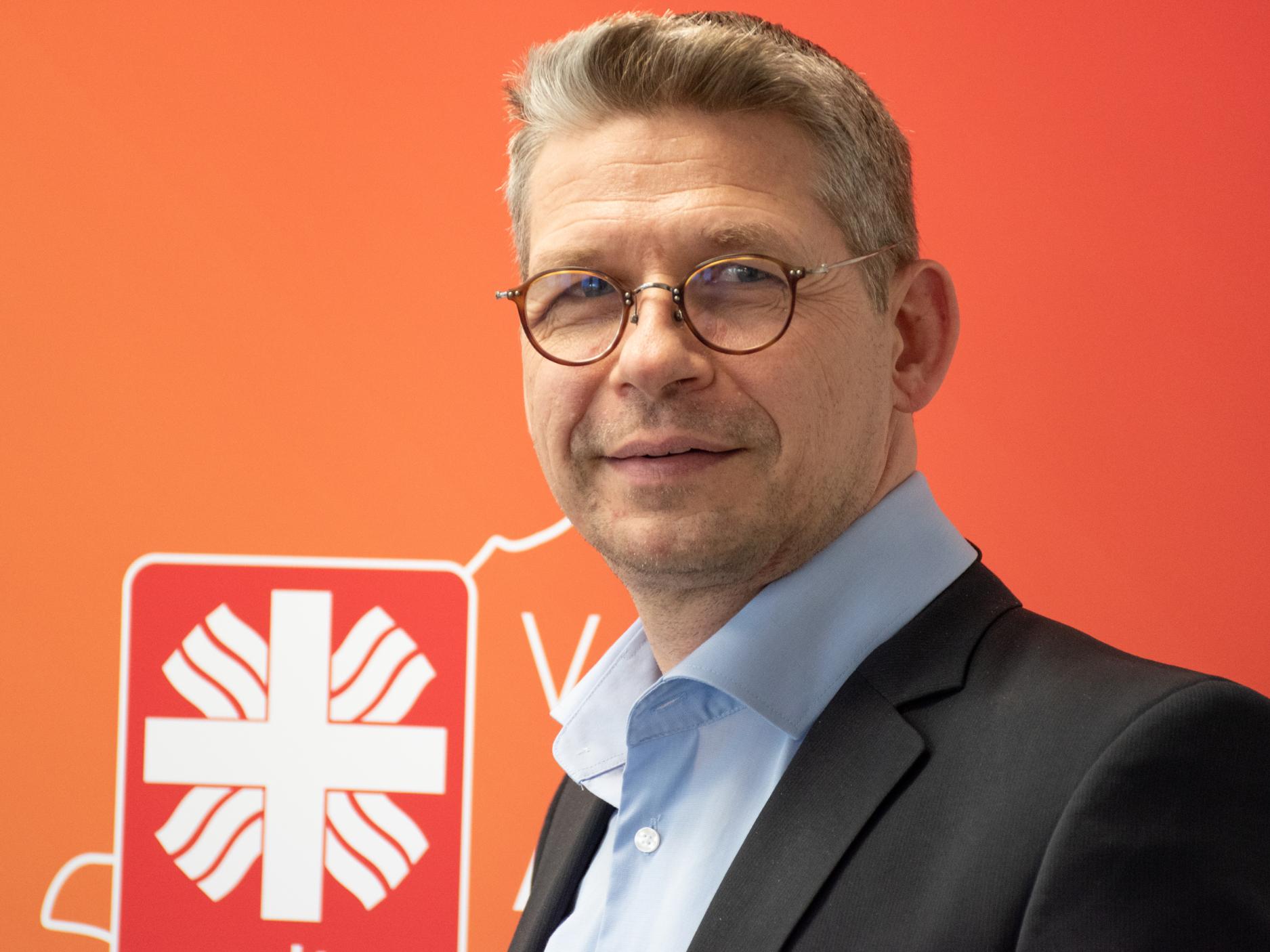 Caritas-Vorstand Peter Schwack appelliert in einem Brief an Minister und Bundestagsabgeordnete, im Bundeshaushalt 2024 bei der Migrationsberatung nicht zu sparen.