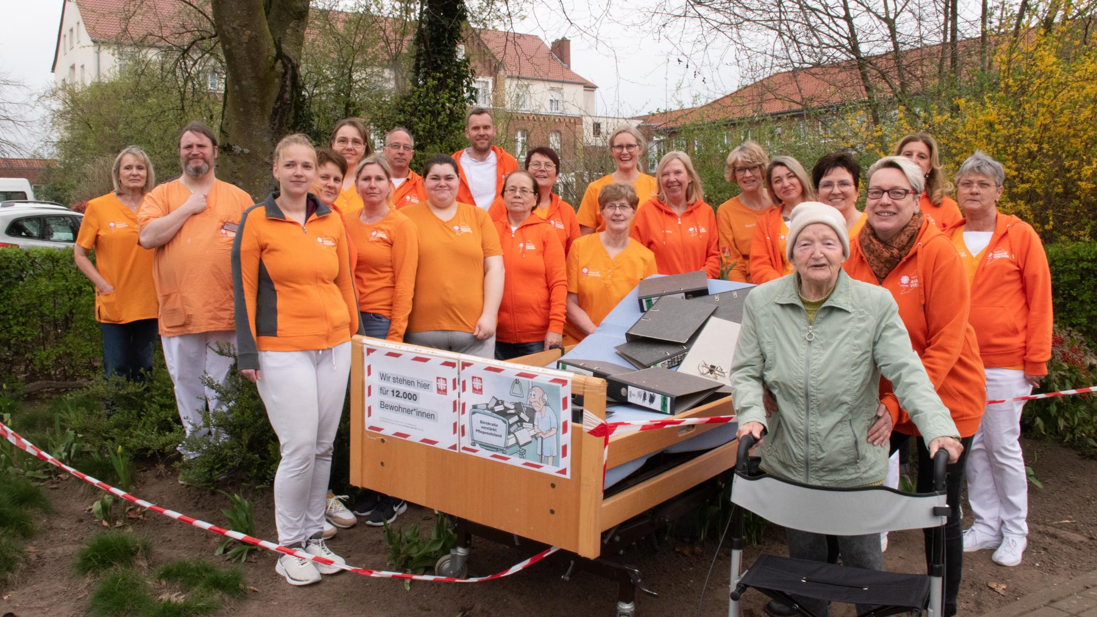 So wie hier vor dem Caritas-Seniorenheim St. Friedrich in Wessum stand vor den weiteren stationären Altenhilfe-Einrichtungen des Caritasverbandes ein Pflegebett, gefüllt mit Aktenordnern.