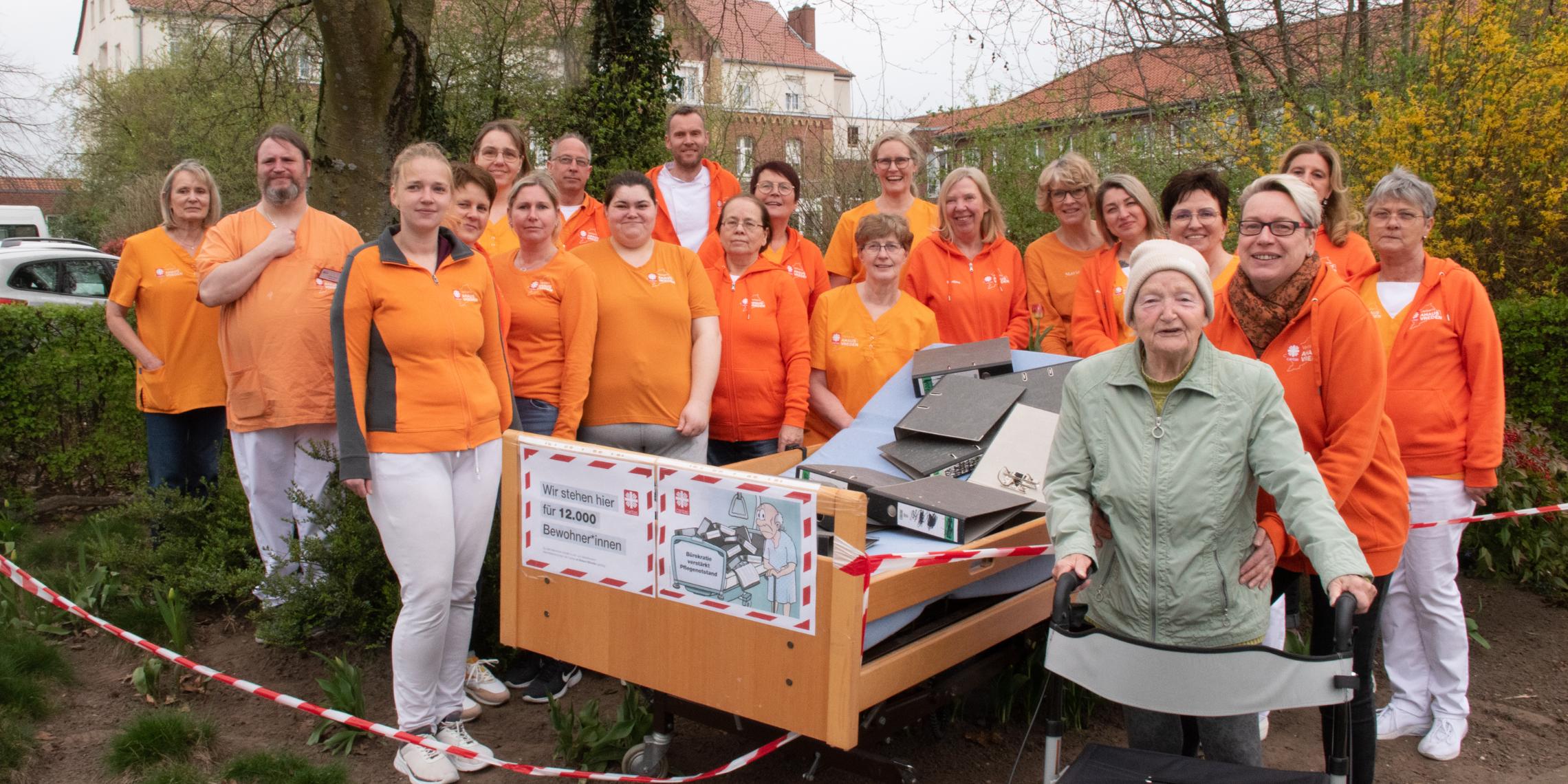 So wie hier vor dem Caritas-Seniorenheim St. Friedrich in Wessum stand vor den weiteren stationären Altenhilfe-Einrichtungen des Caritasverbandes ein Pflegebett, gefüllt mit Aktenordnern.