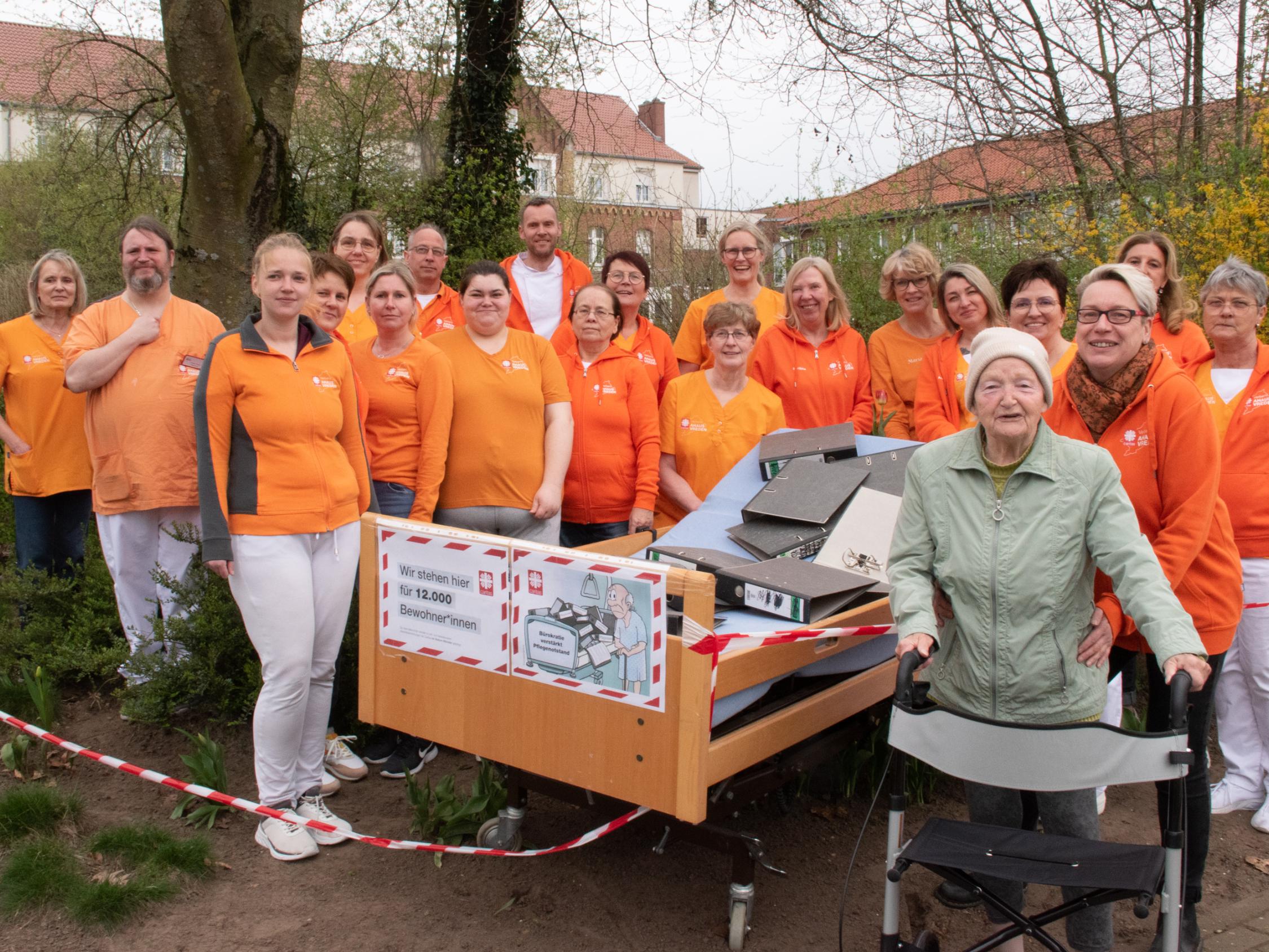 So wie hier vor dem Caritas-Seniorenheim St. Friedrich in Wessum stand vor den weiteren stationären Altenhilfe-Einrichtungen des Caritasverbandes ein Pflegebett, gefüllt mit Aktenordnern.