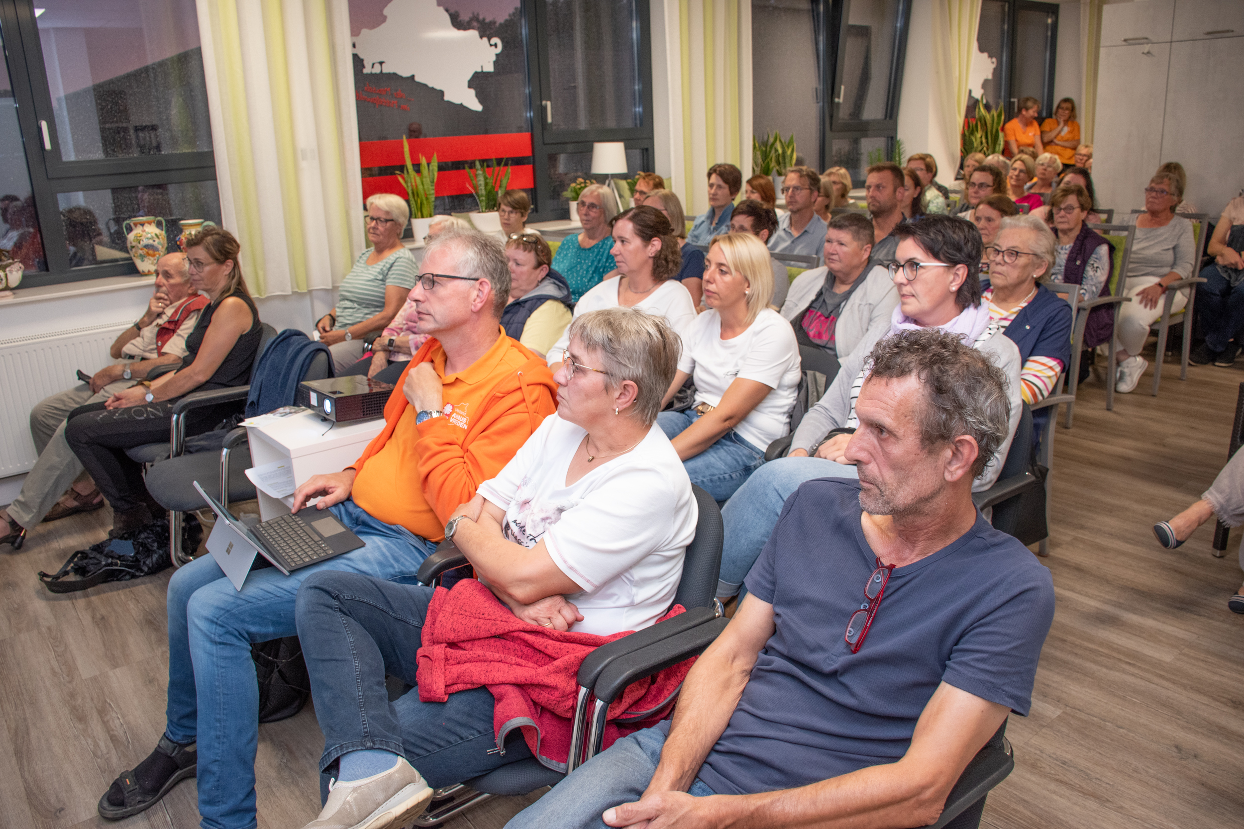 Gut 40 Zuhörerinnen und Zuhörer waren der Einladung gefolgt.