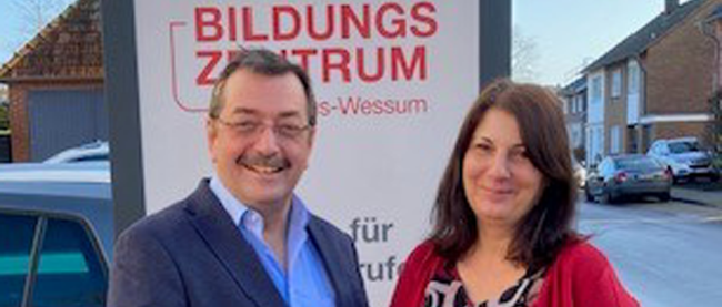 Schulleiter Reinhard Sicking gratulierte Brigitte Ravert zum Dienstjubiläum.