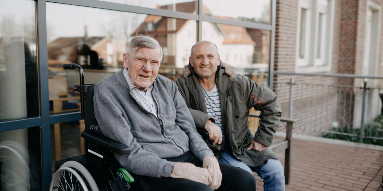 Kurt Rüße und Mohamed Sharif Muhye vor dem Caritas-Seniorenheim St. Ludgerus in Heek: Aus der Idee des Sprachunterrichts in Gesprächen ist eine besondere Freundschaft gewachsen zwischen zwei Männern, zwei Generationen und zwei Kulturen.